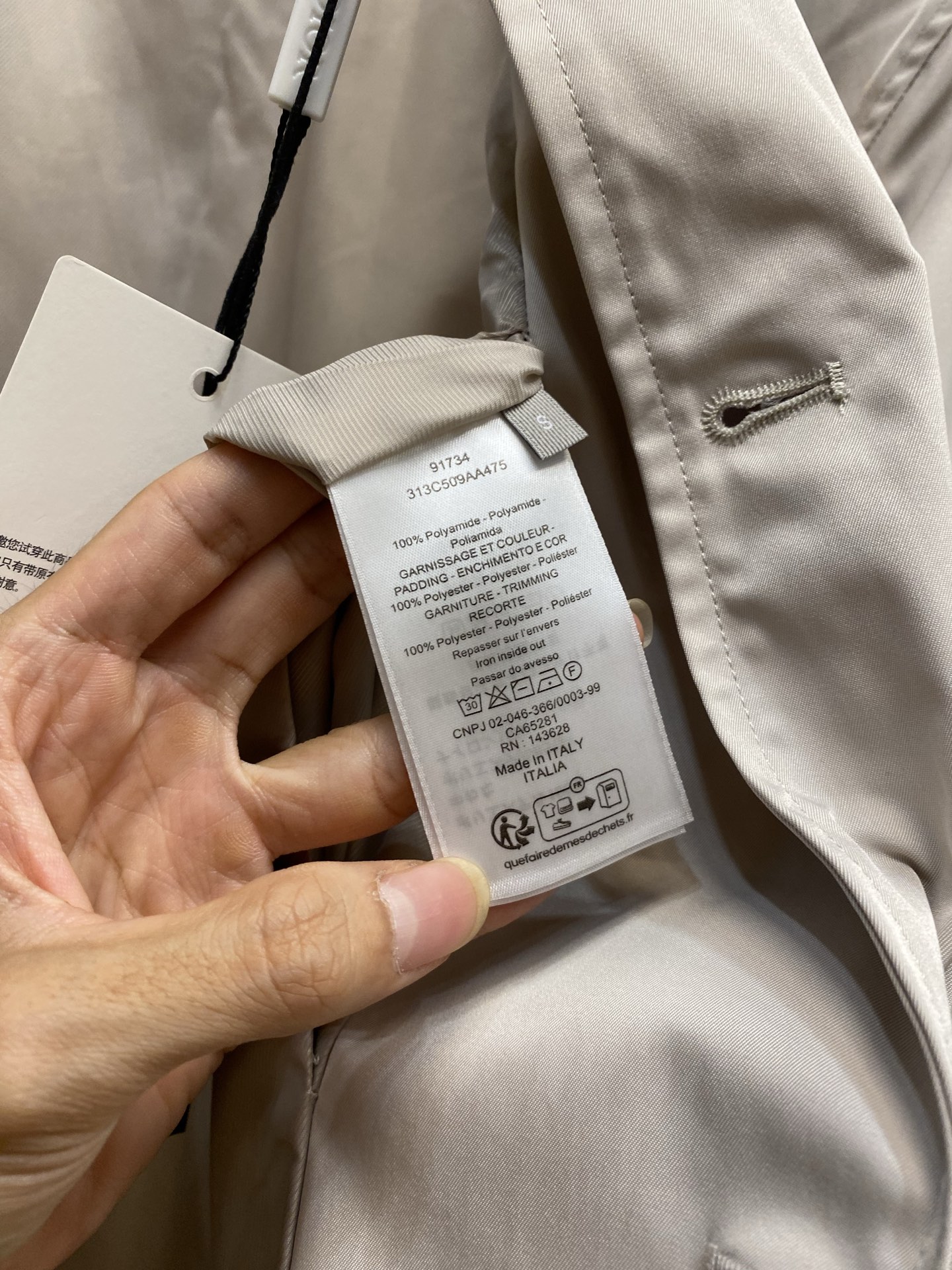 🌟🌟Dior，，早秋夹克新品，米色棉质斜纹面料，皮革质翻领，常规版型，前中贴袋，金属logo配饰，呈现高雅学院风，袖口弧