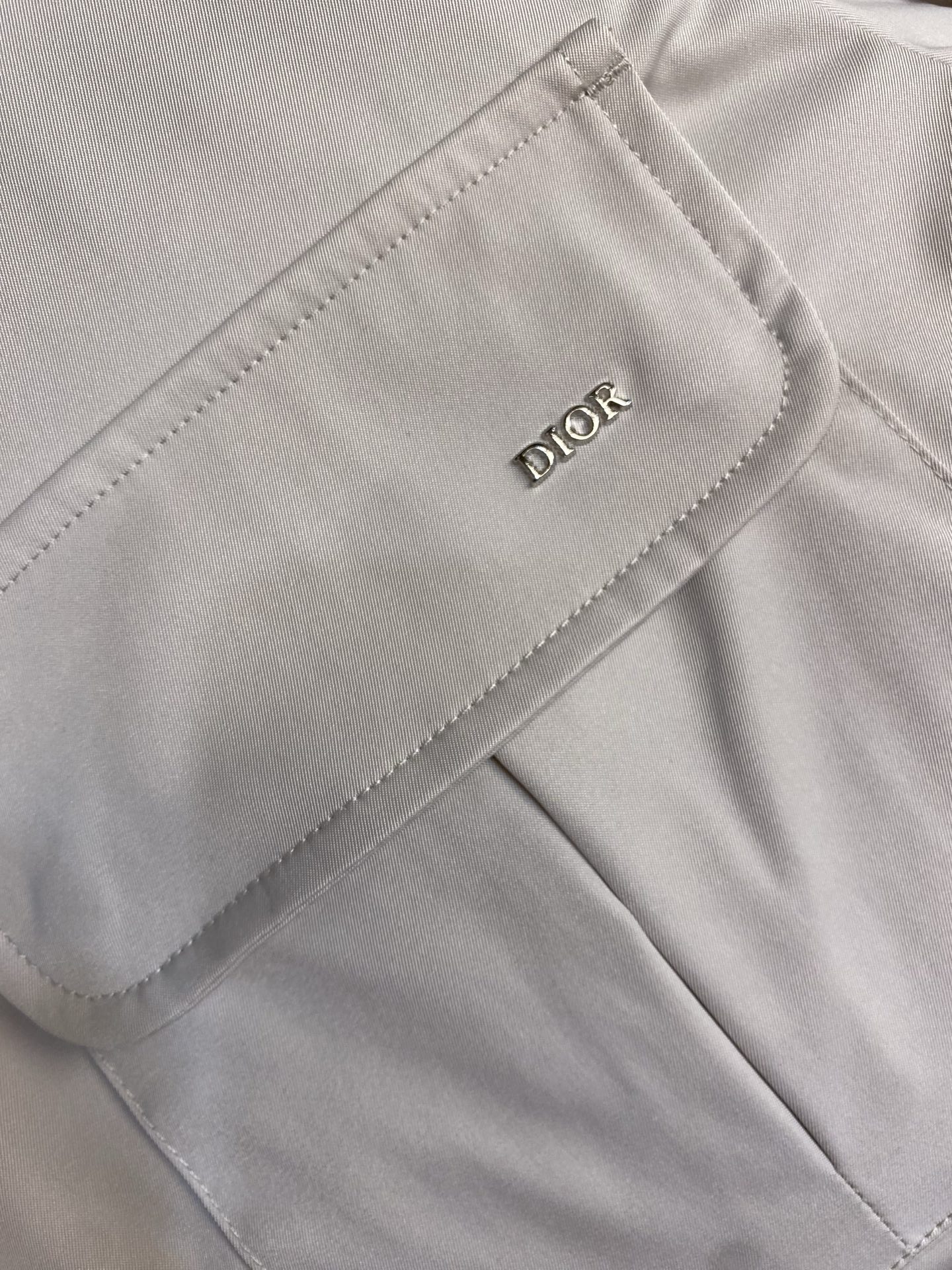 🌟🌟Dior，，早秋夹克新品，米色棉质斜纹面料，皮革质翻领，常规版型，前中贴袋，金属logo配饰，呈现高雅学院风，袖口弧