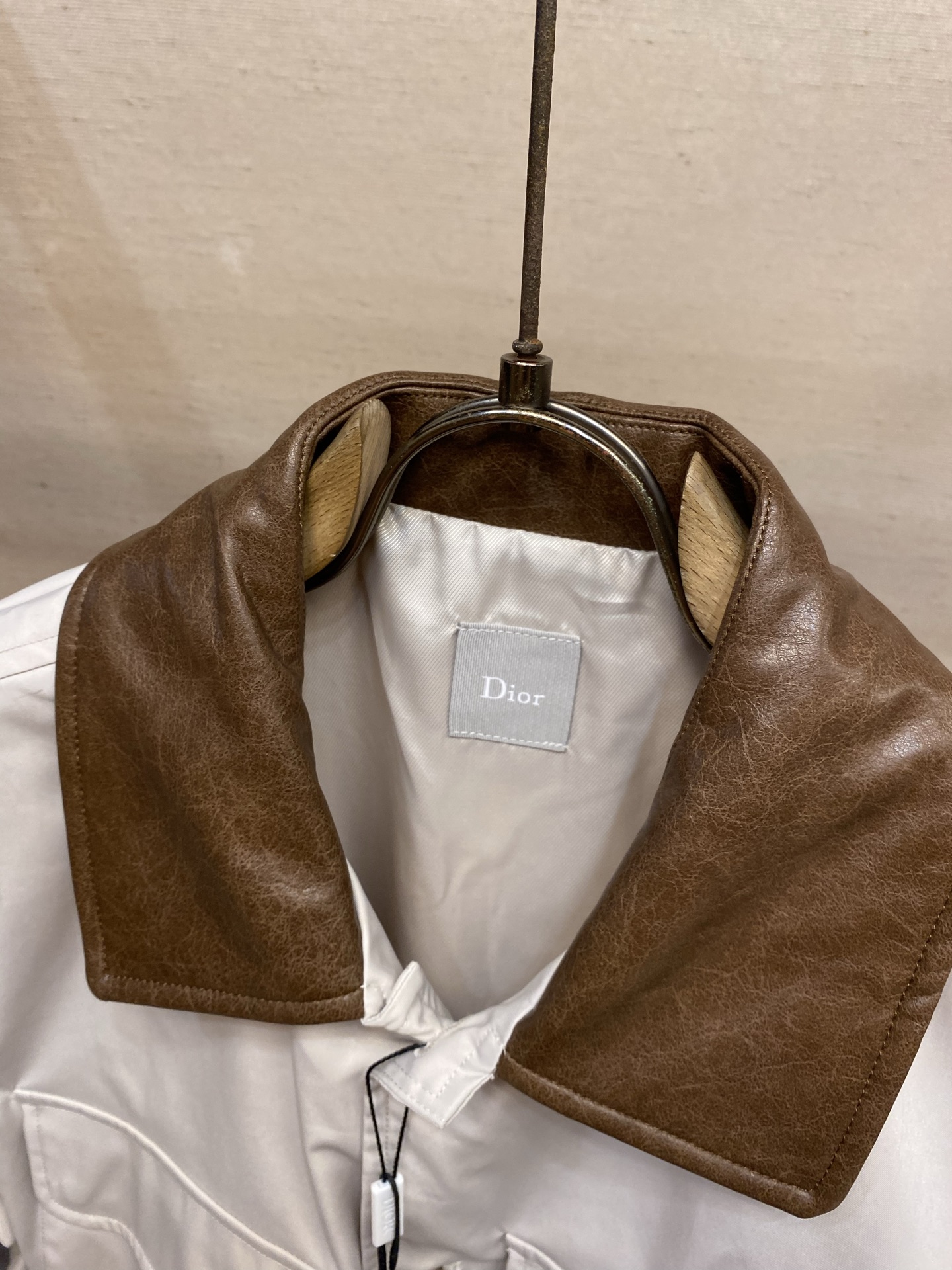 🌟🌟Dior，，早秋夹克新品，米色棉质斜纹面料，皮革质翻领，常规版型，前中贴袋，金属logo配饰，呈现高雅学院风，袖口弧