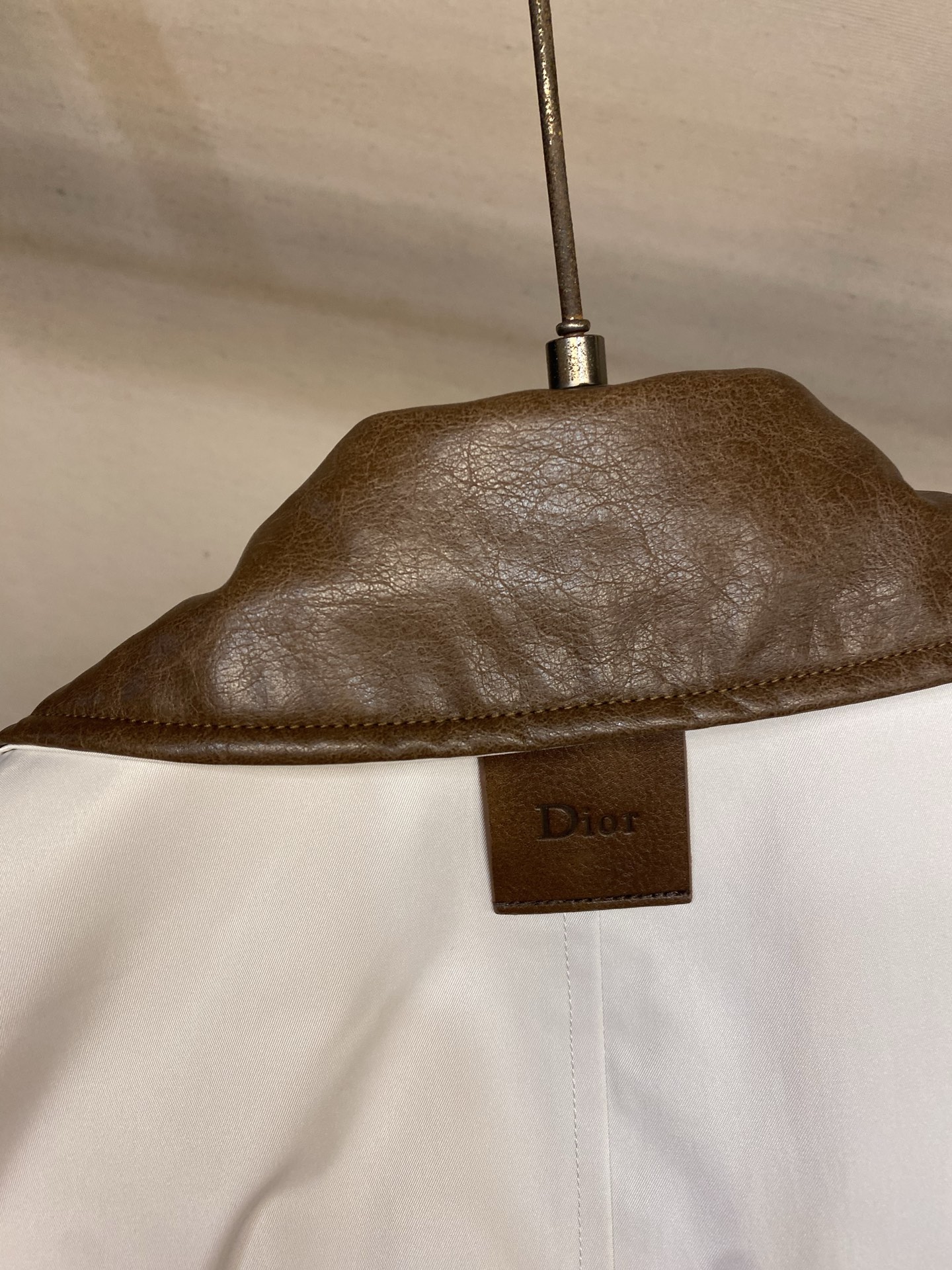 🌟🌟Dior，，早秋夹克新品，米色棉质斜纹面料，皮革质翻领，常规版型，前中贴袋，金属logo配饰，呈现高雅学院风，袖口弧