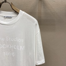 🌟🌟,,Acne Studios本白字母圆领短袖 ⚠️2950购买;有机棉/麻纤维混纺平纹针织面料、正面饰有1996徽标 🌟🌟,,Acne Studios本白字母圆领短袖 ⚠️2950购买;有机棉/麻纤维混纺平纹针织面料、正面饰有1996徽标