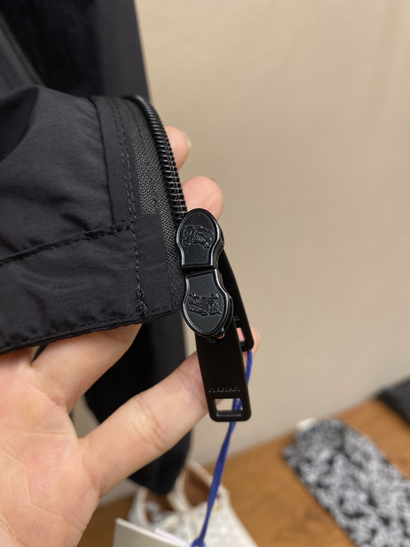 버버리 하트실드 나이트 로고 남성 후드 자켓 상세 이미지 9