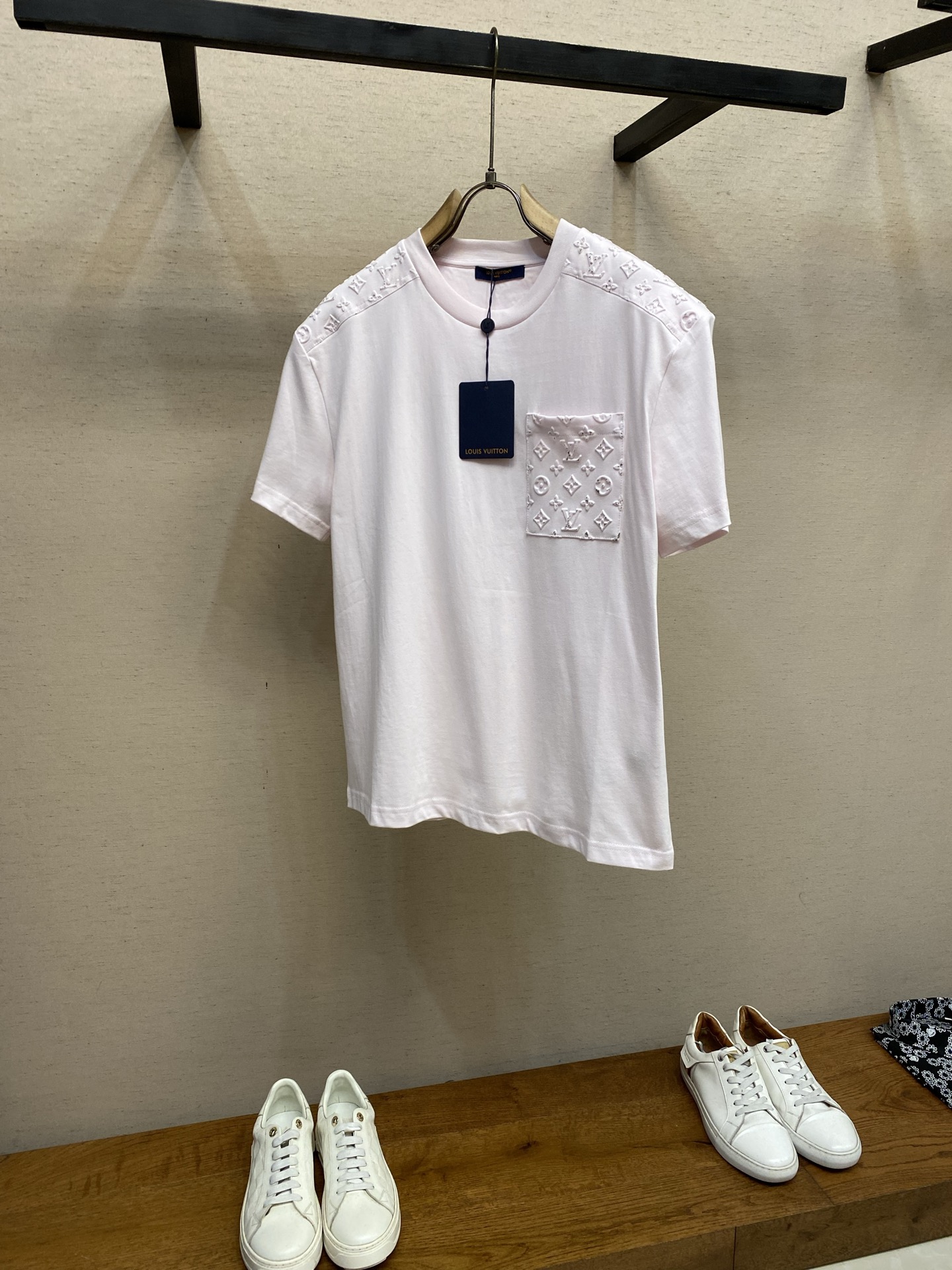 루이비통 LV 핫스탬핑 엠보스 반팔 티셔츠 156039