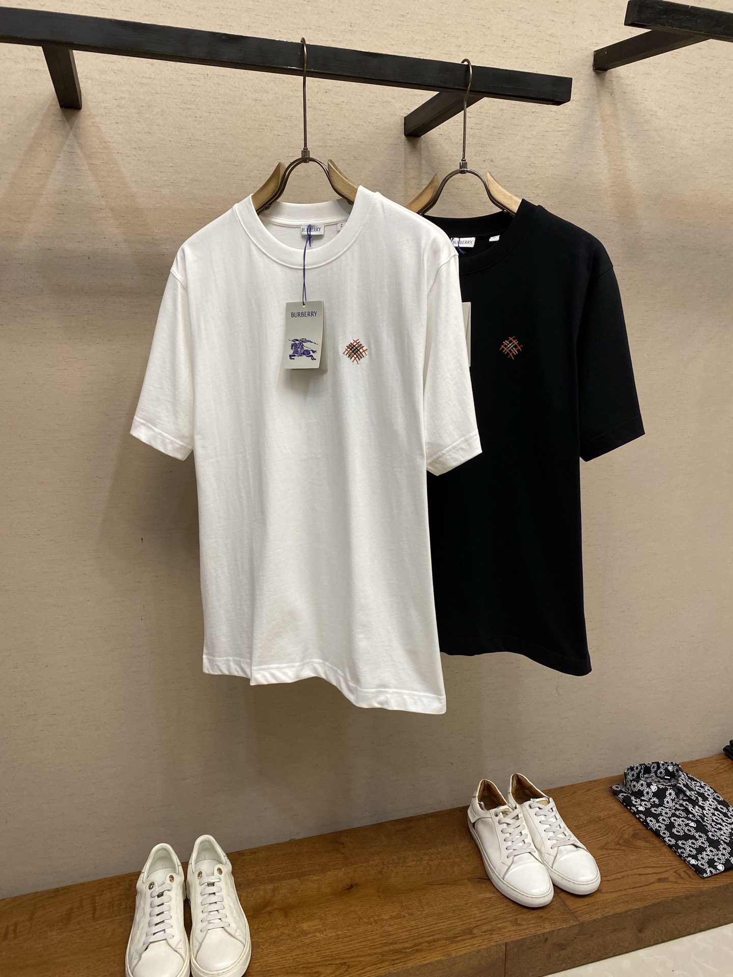 버버리 필기체 로고 크루넥 남성 반팔 티셔츠 상세 이미지 3