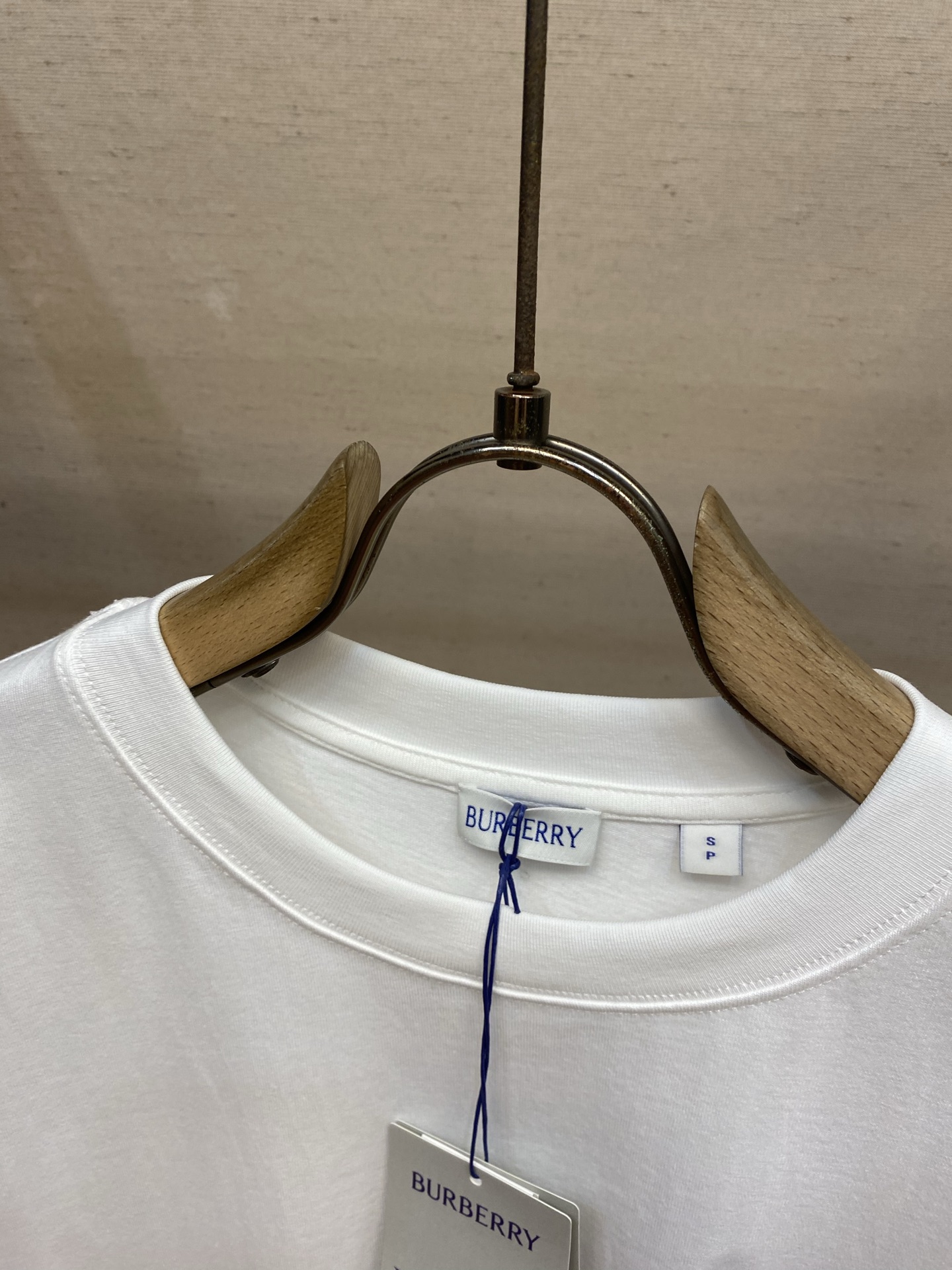 버버리 필기체 로고 자수 크루넥 남성 반팔 티셔츠 상세 이미지 4