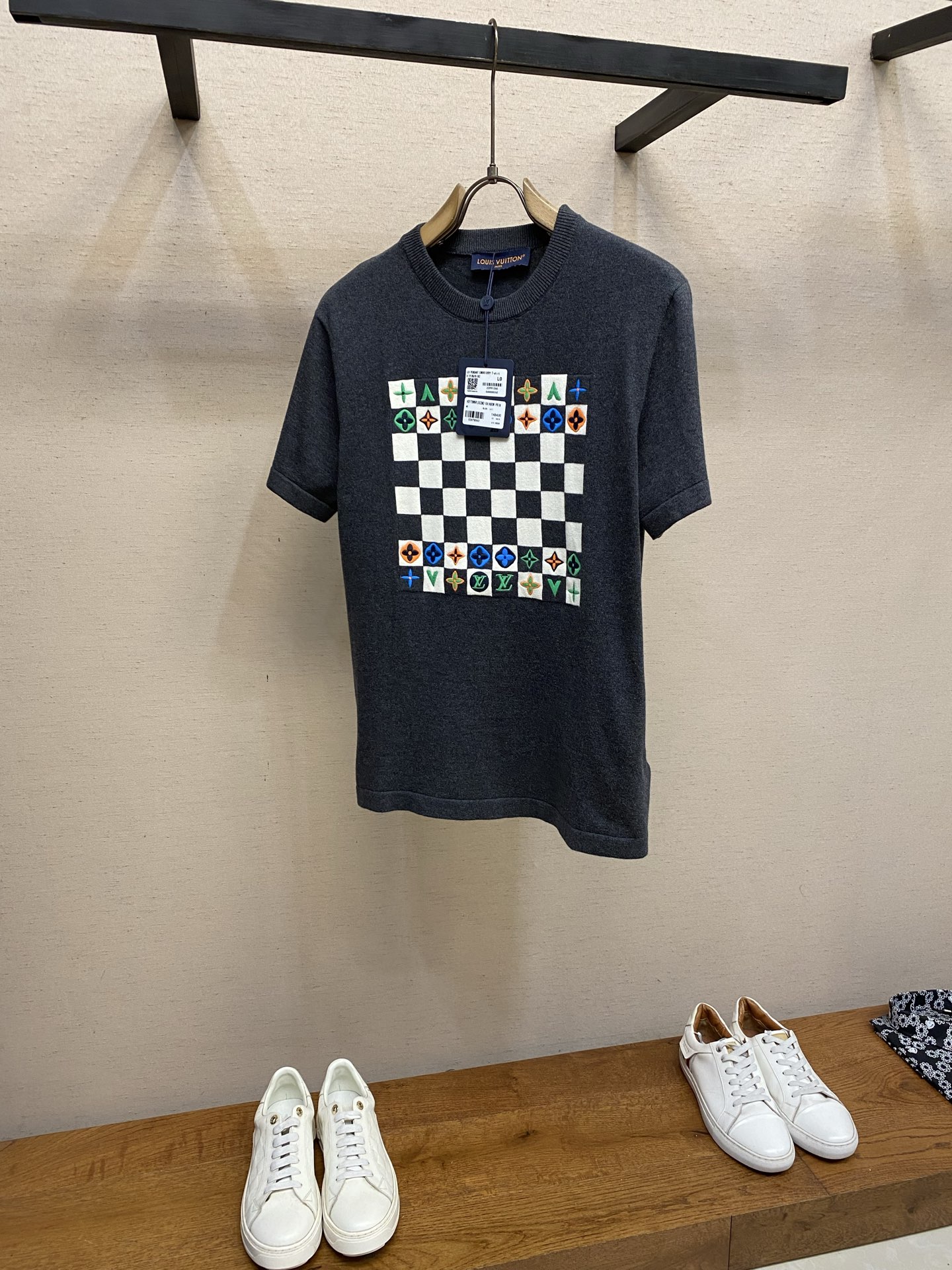 🌟🌟，，1V 路易家 本款针织短袖圆领衫选用围棋棋盘提花织纹，描绘2027春夏时装秀大放异彩的1VMaze 图案.胸前成