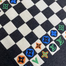 🌟🌟,,1V 路易家 本款针织短袖圆领衫选用围棋棋盘提花织纹,描绘2027春夏时装秀大放异彩的1VMaze 图案.胸前成 🌟🌟,,1V 路易家 本款针织短袖圆领衫选用围棋棋盘提花织纹,描绘2027春夏时装秀大放异彩的1VMaze 图案.胸前成