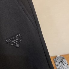 🌟🌟,,Prada 男士休闲短裤👍 最新款上身版型无敌正! 绝对可以闭眼收的一款 此款裤子非常百搭,弹力腰围,日常上班 🌟🌟,,Prada 男士休闲短裤👍 最新款上身版型无敌正! 绝对可以闭眼收的一款 此款裤子非常百搭,弹力腰围,日常上班