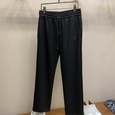 🌟🌟,,Prada 男士休闲短裤👍 最新款上身版型无敌正! 绝对可以闭眼收的一款 此款裤子非常百搭,弹力腰围,日常上班 🌟🌟,,Prada 男士休闲短裤👍 最新款上身版型无敌正! 绝对可以闭眼收的一款 此款裤子非常百搭,弹力腰围,日常上班