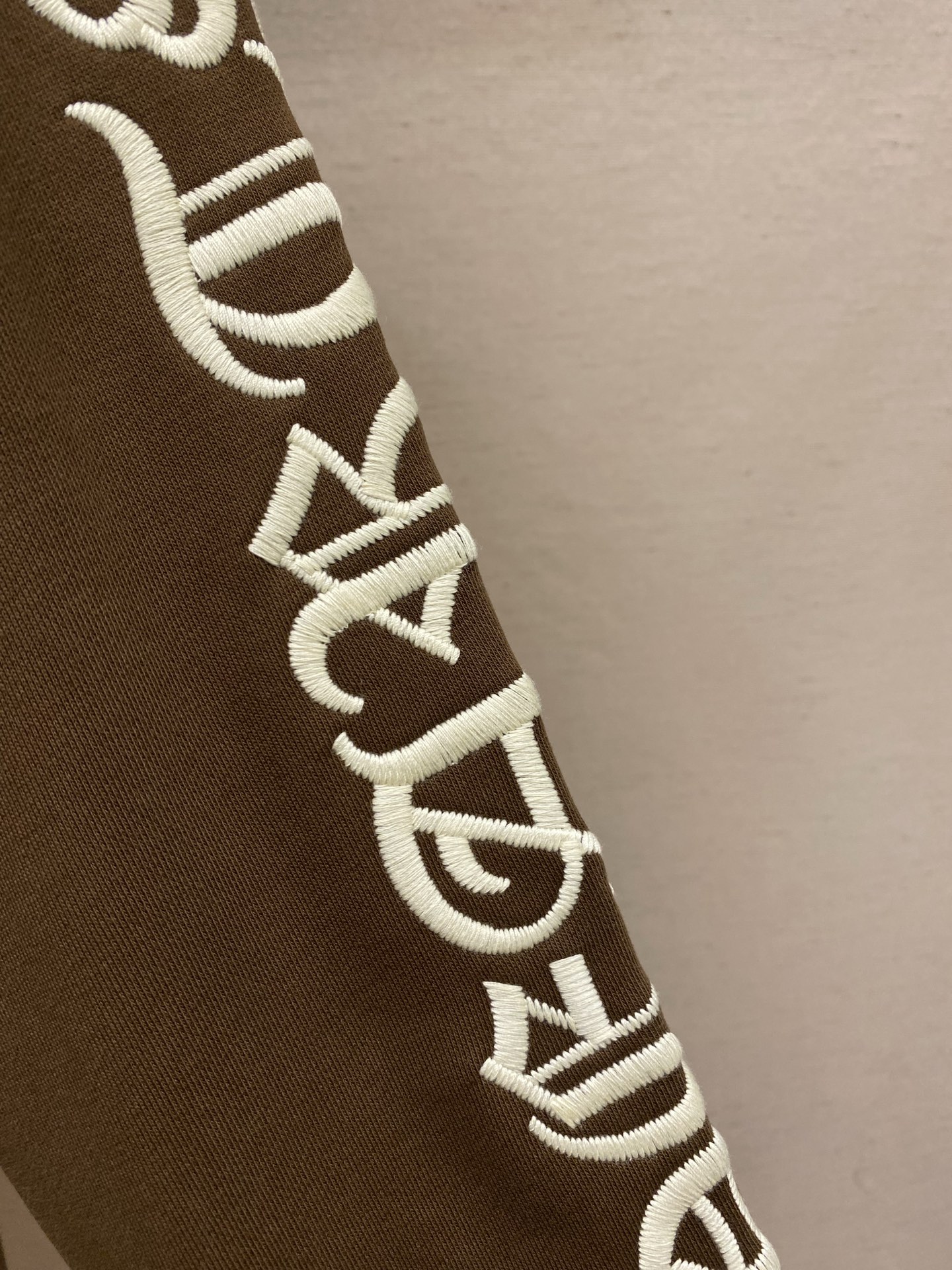 🌟🌟，，Chrome Hearts 刺绣半拉链长袖 定制雾感云窗重磅棉感卫衣布 垂坠挺括 舒适贴肤 醇厚摩卡棕绒感铺陈 
