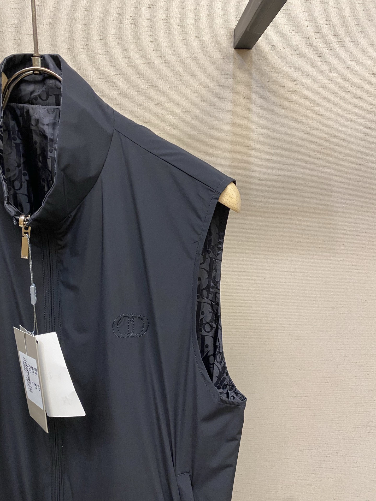 🌟🌟,,Dior 男士休闲定制双面夹克马甲外套。穿上简约干练的休闲双面马甲外套,瞬间重回时髦霸气,又是活力满满的状态。史 🌟🌟,,Dior 男士休闲定制双面夹克马甲外套。穿上简约干练的休闲双面马甲外套,瞬间重回时髦霸气,又是活力满满的状态。史
