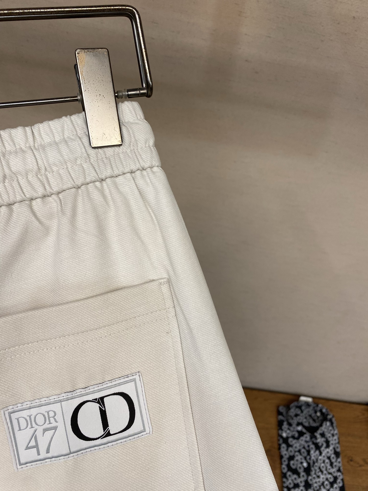 🌟🌟,,Dior 小迪CD 47织标米白直筒阔腿卫裤 年度刚需神裤,高级米杏色调,自带柔和滤镜,不挑上衣百搭万能。 精选 🌟🌟,,Dior 小迪CD 47织标米白直筒阔腿卫裤 年度刚需神裤,高级米杏色调,自带柔和滤镜,不挑上衣百搭万能。 精选