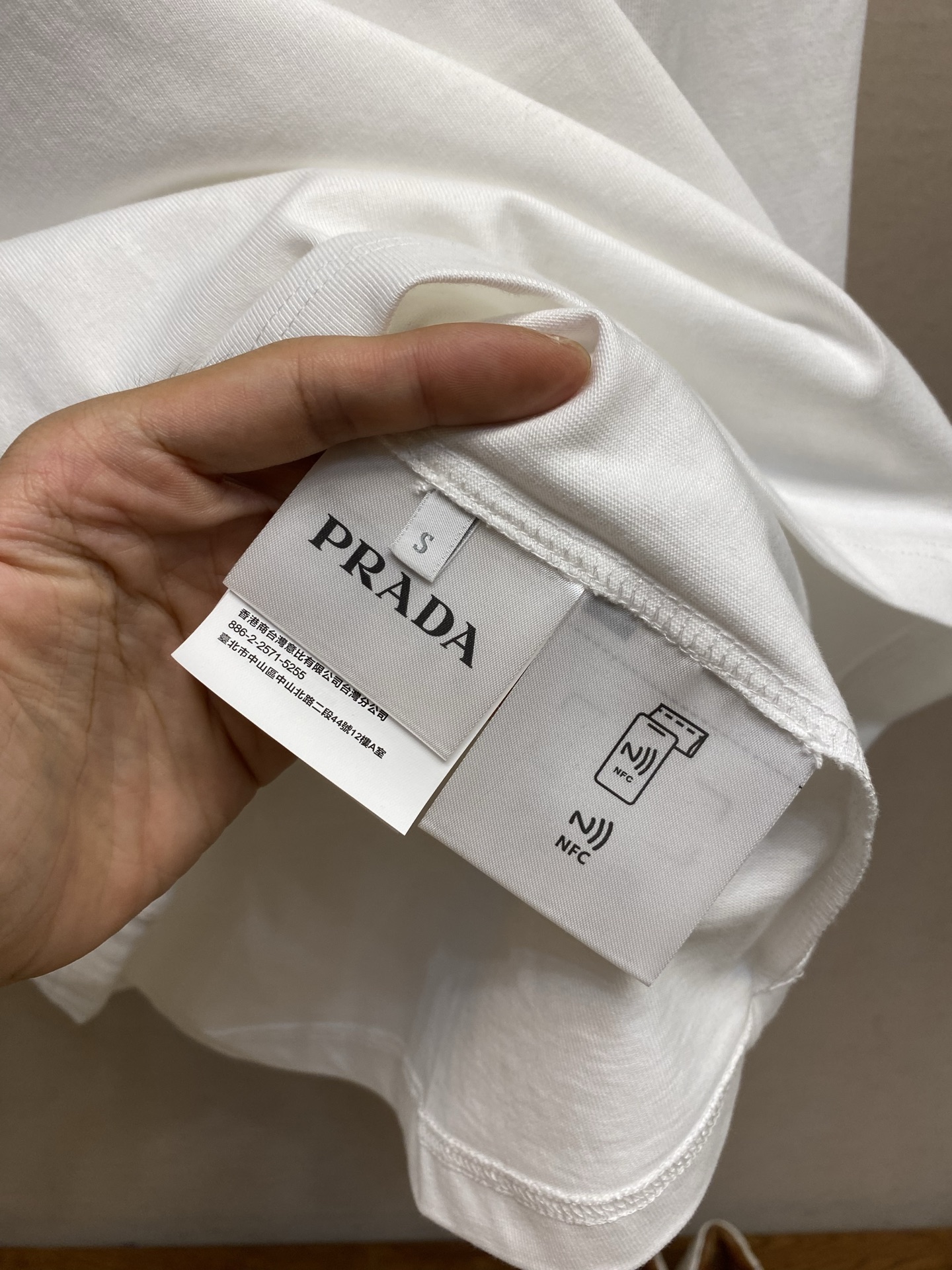 🌟🌟，，Prada 2026FW早秋新款简约线条，尽显精致优雅气质。这款T恤以真挚视角重释日常衣橱，甄选优质棉质与精心拿