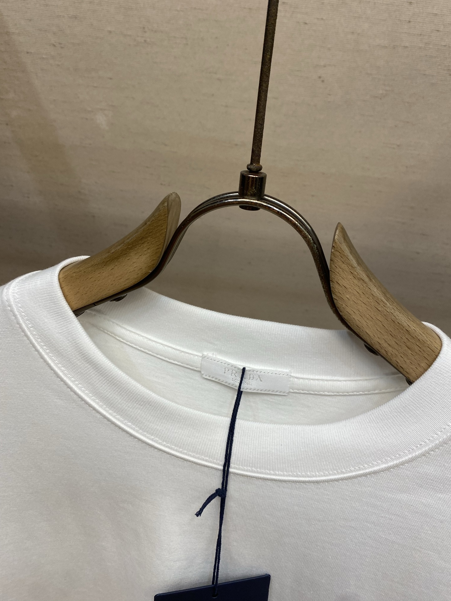 🌟🌟，，Prada 2026FW早秋新款简约线条，尽显精致优雅气质。这款T恤以真挚视角重释日常衣橱，甄选优质棉质与精心拿