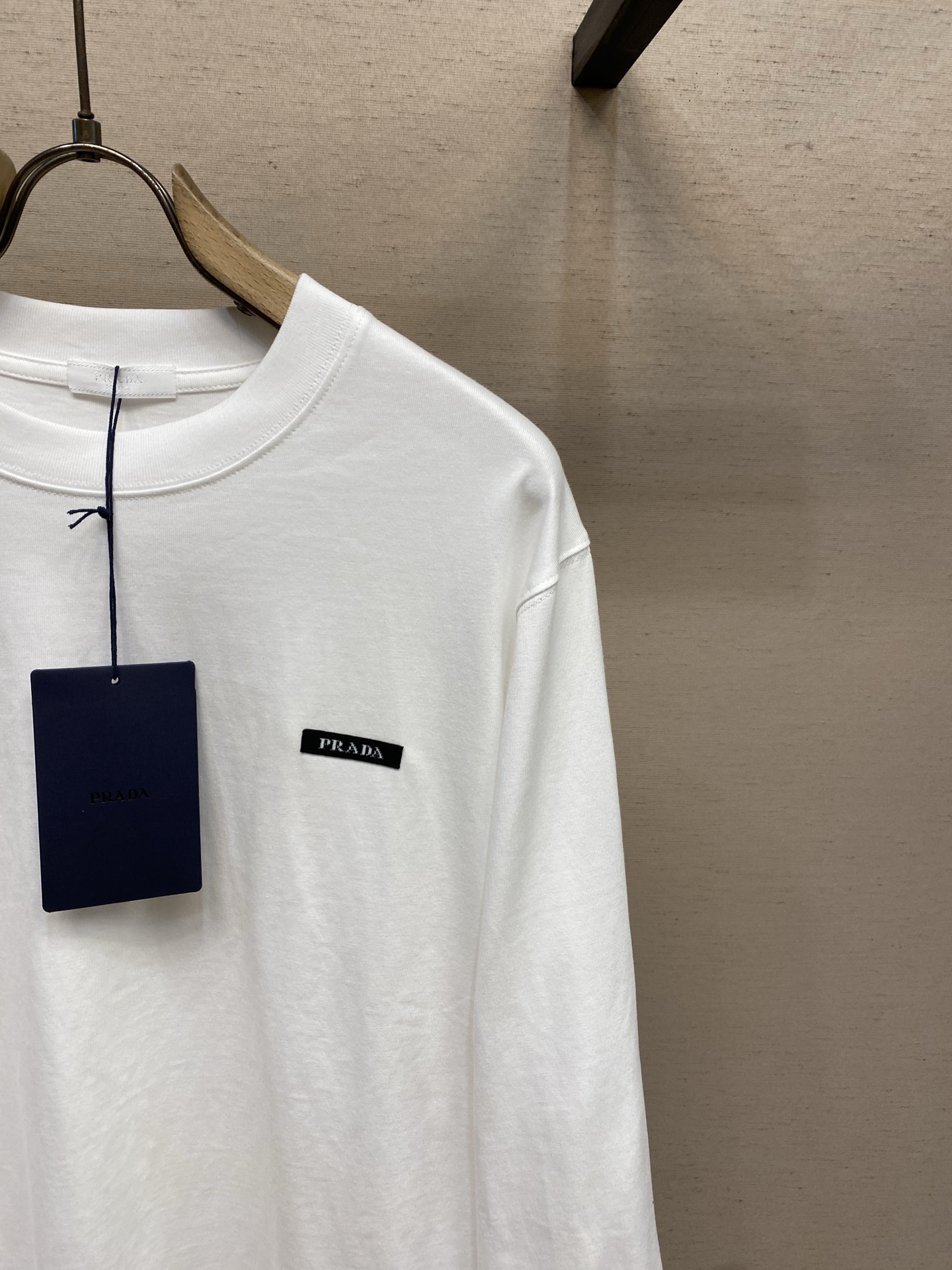 🌟🌟，，Prada 2026FW早秋新款简约线条，尽显精致优雅气质。这款T恤以真挚视角重释日常衣橱，甄选优质棉质与精心拿