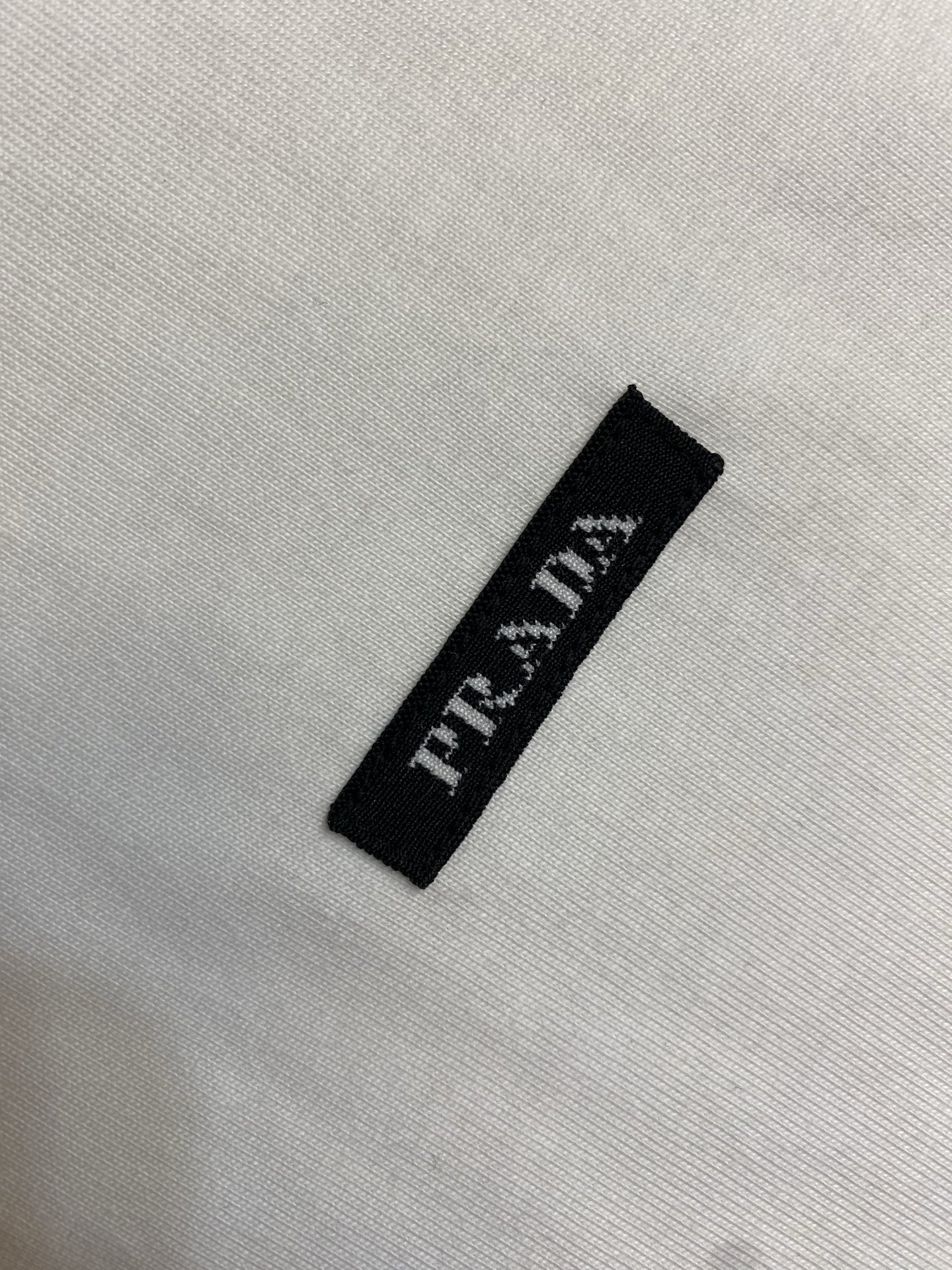 🌟🌟，，Prada 2026FW早秋新款简约线条，尽显精致优雅气质。这款T恤以真挚视角重释日常衣橱，甄选优质棉质与精心拿