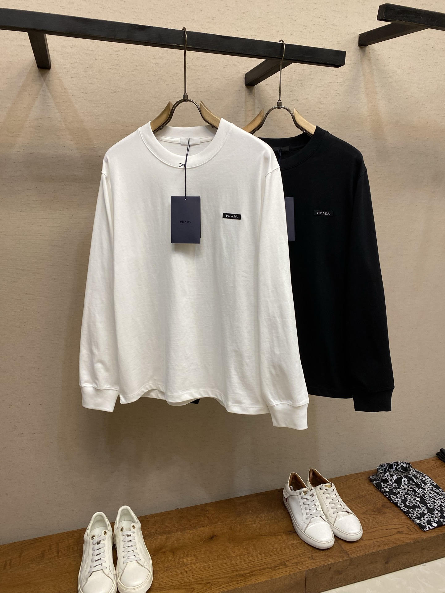 🌟🌟，，Prada 2026FW早秋新款简约线条，尽显精致优雅气质。这款T恤以真挚视角重释日常衣橱，甄选优质棉质与精心拿