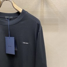 🌟🌟,,Prada 2026FW早秋新款简约线条,尽显精致优雅气质。这款T恤以真挚视角重释日常衣橱,甄选优质棉质与精心拿 🌟🌟,,Prada 2026FW早秋新款简约线条,尽显精致优雅气质。这款T恤以真挚视角重释日常衣橱,甄选优质棉质与精心拿