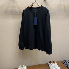 🌟🌟,,Prada 2026FW早秋新款简约线条,尽显精致优雅气质。这款T恤以真挚视角重释日常衣橱,甄选优质棉质与精心拿 🌟🌟,,Prada 2026FW早秋新款简约线条,尽显精致优雅气质。这款T恤以真挚视角重释日常衣橱,甄选优质棉质与精心拿