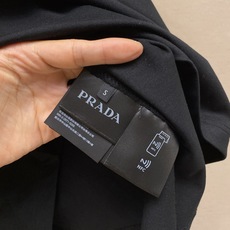 🌟🌟,,Prada 2026FW早秋新款简约线条,尽显精致优雅气质。这款T恤以真挚视角重释日常衣橱,甄选优质棉质与精心拿 🌟🌟,,Prada 2026FW早秋新款简约线条,尽显精致优雅气质。这款T恤以真挚视角重释日常衣橱,甄选优质棉质与精心拿