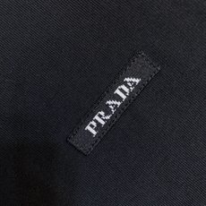 🌟🌟,,Prada 2026FW早秋新款简约线条,尽显精致优雅气质。这款T恤以真挚视角重释日常衣橱,甄选优质棉质与精心拿 🌟🌟,,Prada 2026FW早秋新款简约线条,尽显精致优雅气质。这款T恤以真挚视角重释日常衣橱,甄选优质棉质与精心拿