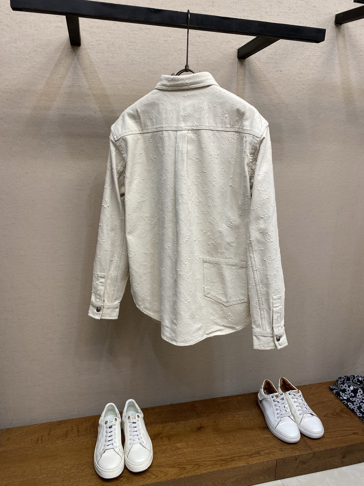 （上衣）🌟🌟，，1V MONOGRAM针刺工艺牛仔衬衫外套 正品22600购入开发 16氨精疏棉帆布牛仔面料 模版刺绣 