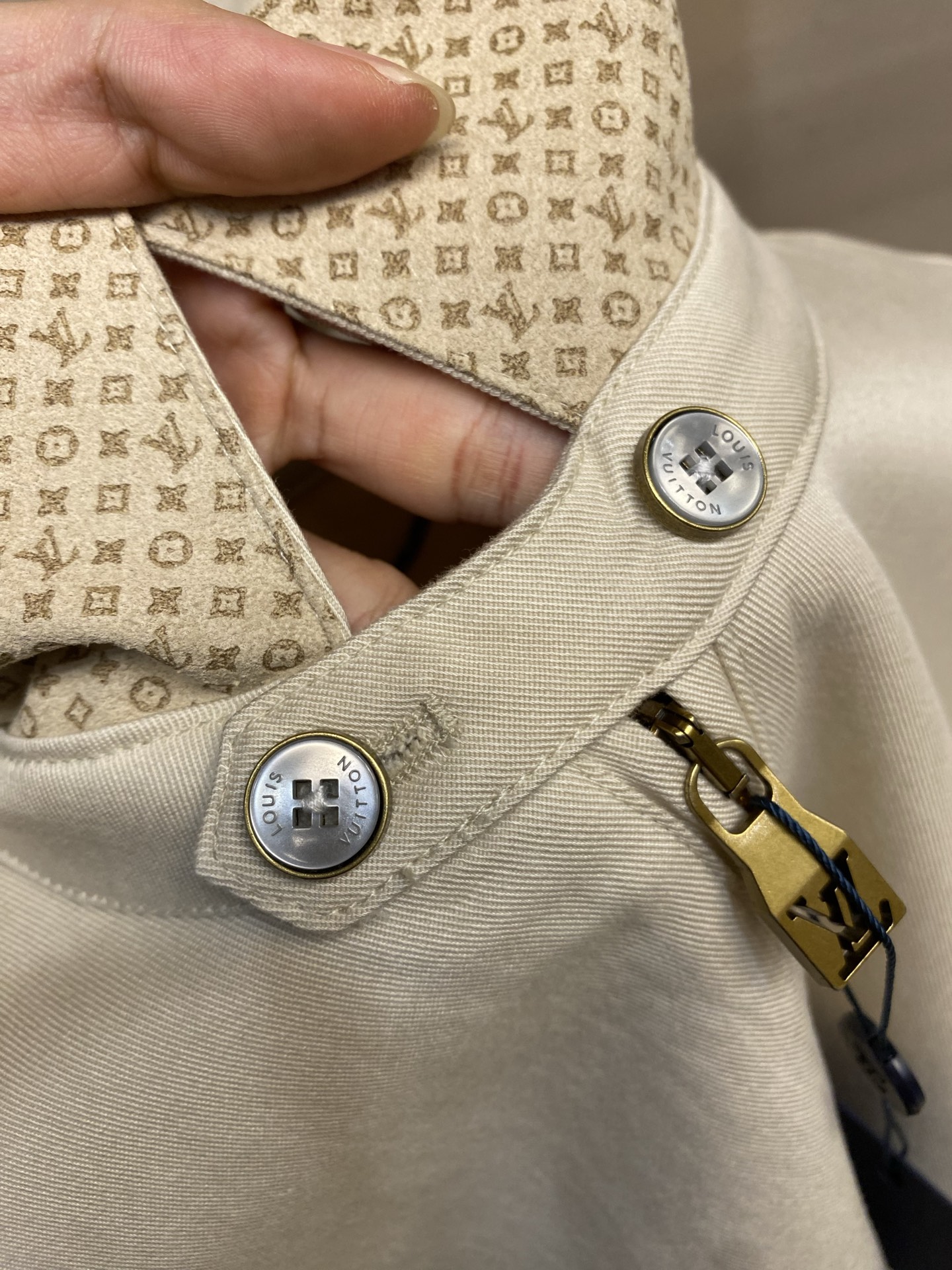 🌟🌟，，1V 皮标纯色翻领夹克 这款翻领夹克选用挺括顺滑的斜纹梭织面料，版型宽松休闲，不易轻易起皱。经典小翻领剪裁，领边