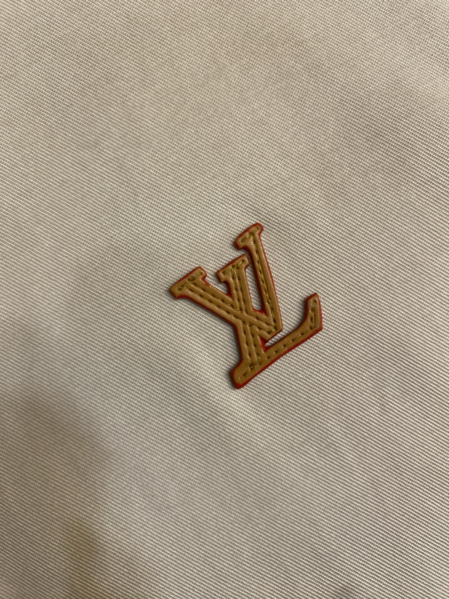 🌟🌟，，1V 皮标纯色翻领夹克 这款翻领夹克选用挺括顺滑的斜纹梭织面料，版型宽松休闲，不易轻易起皱。经典小翻领剪裁，领边