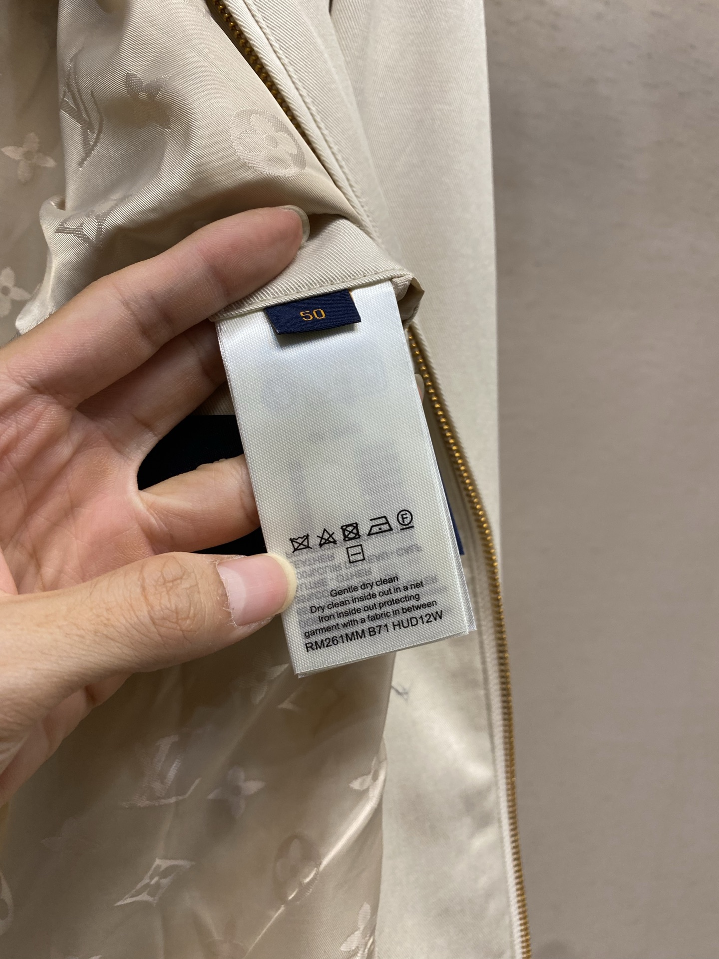 🌟🌟，，1V 皮标纯色翻领夹克 这款翻领夹克选用挺括顺滑的斜纹梭织面料，版型宽松休闲，不易轻易起皱。经典小翻领剪裁，领边