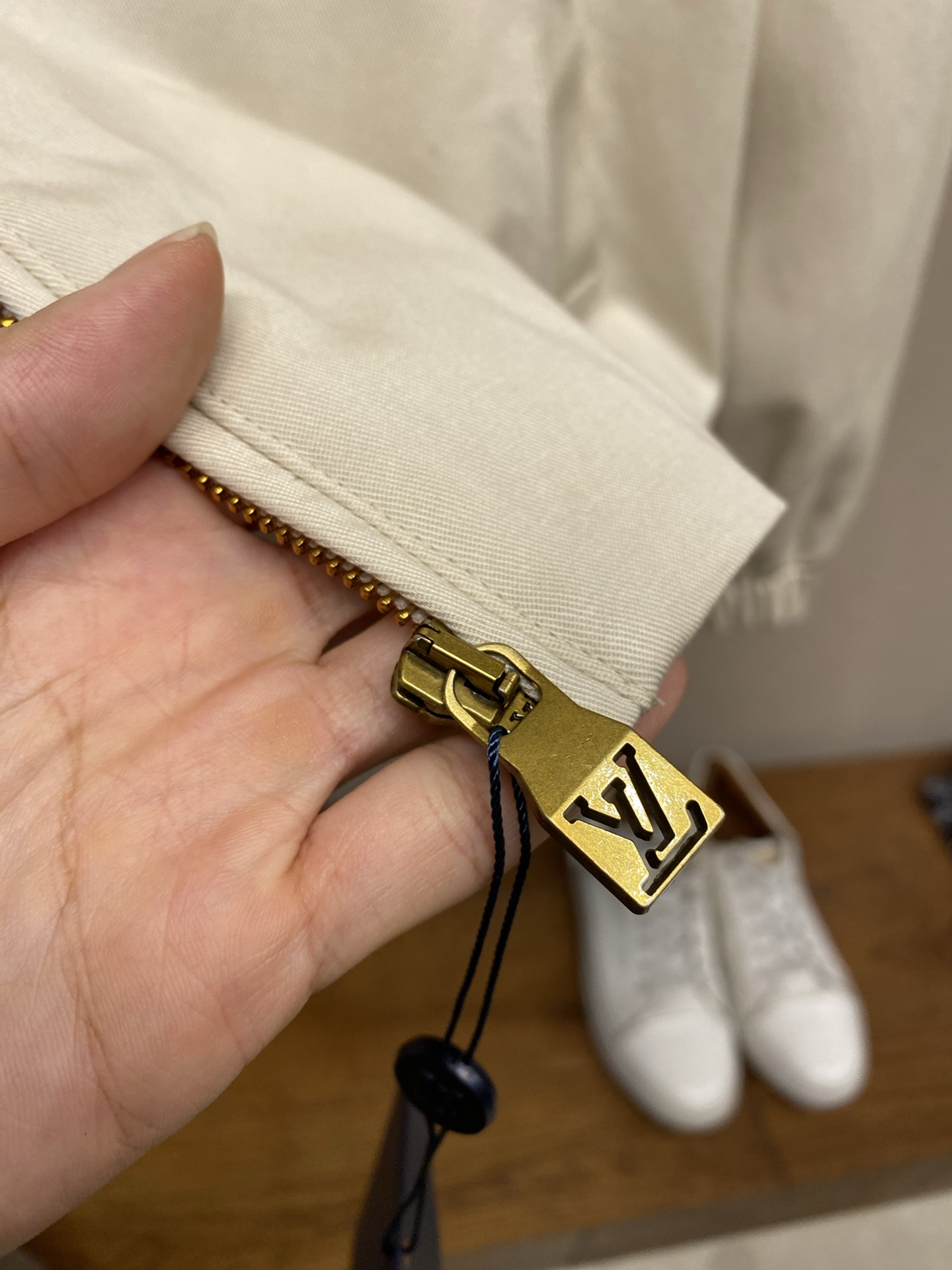 🌟🌟，，1V 皮标纯色翻领夹克 这款翻领夹克选用挺括顺滑的斜纹梭织面料，版型宽松休闲，不易轻易起皱。经典小翻领剪裁，领边