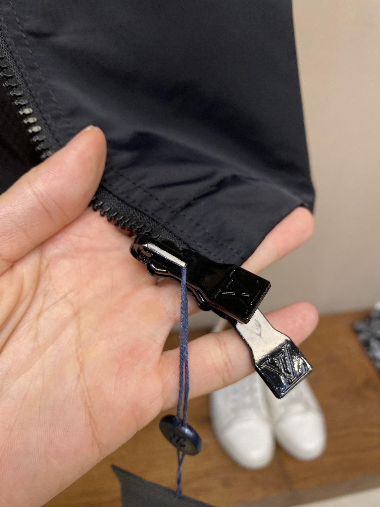 🌟🌟，，1V/路易 双面防风皮标棋盘格提花拉链夹克外套 净色面料采用尼龙加密消光斜纹布，另一面提花面料采用50D尼龙色织