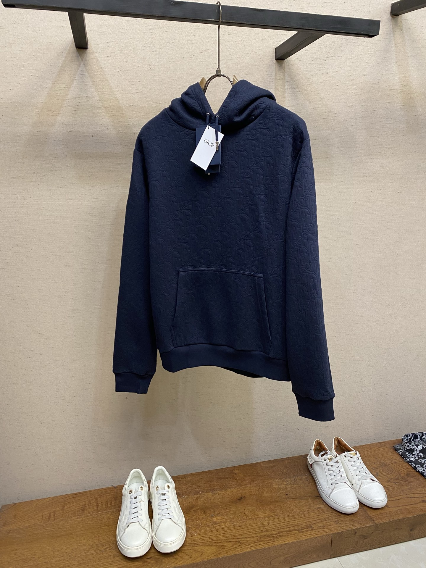 🌟🌟，，Dior 宽松版型连帽运动衫灰白色棉质起绒面料 Oblique 印花.这款连帽运动衫突显 Dio 经典的 Obl