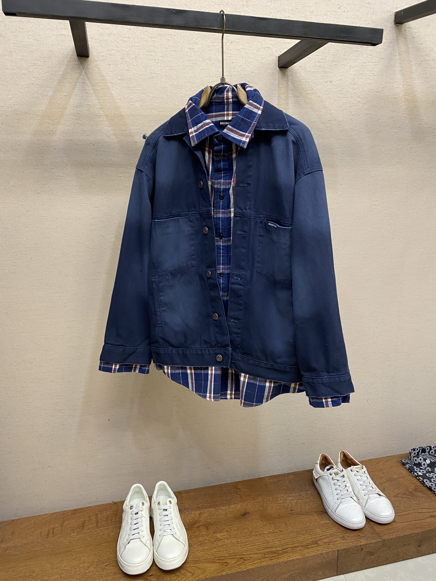 🌟🌟，，Balenciaga巴黎世家假两件格纹拼接牛仔夹克外套 采用进口重磅水洗牛仔面料，质地厚实挺括，触感柔软亲肤，经