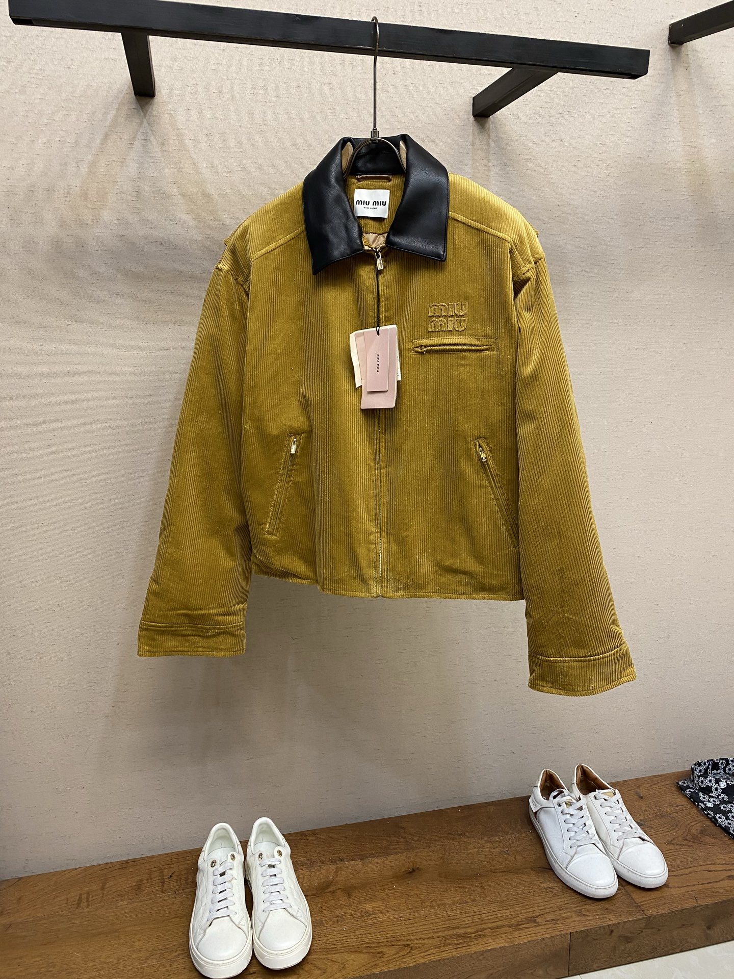 🌟🌟，，Miu Miu 美拉德皮领灯芯绒棉服夹克  面料采用260g平纹精品灯芯绒 采用进口匹棉定织定染95棉5锦纶 通