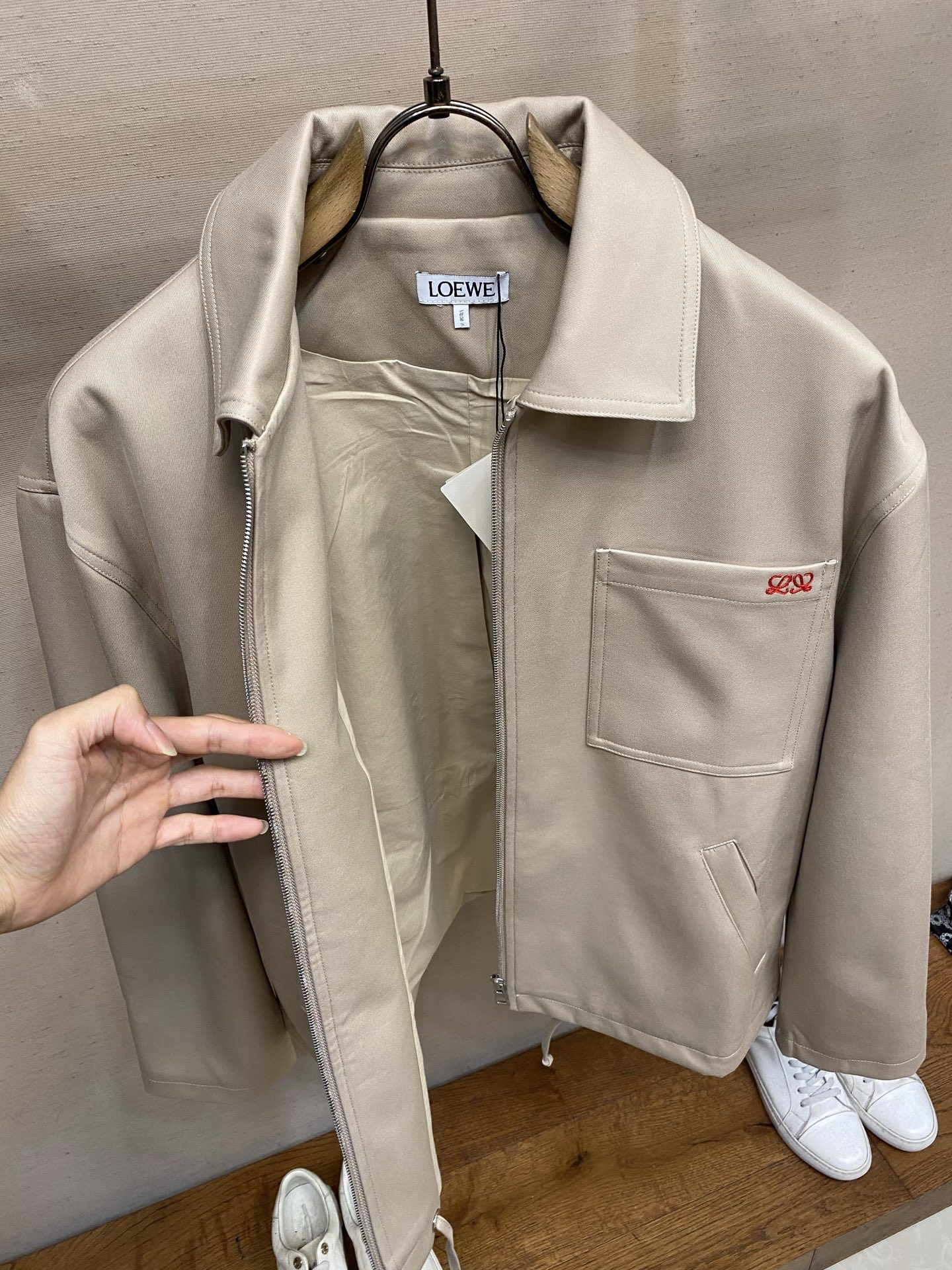 🌟🌟，，Loewe 罗意威新款夹克外套 新元素logo小刺绣 简约大气 纯棉面料 性价比超高的一款外套 尺码：S-XL