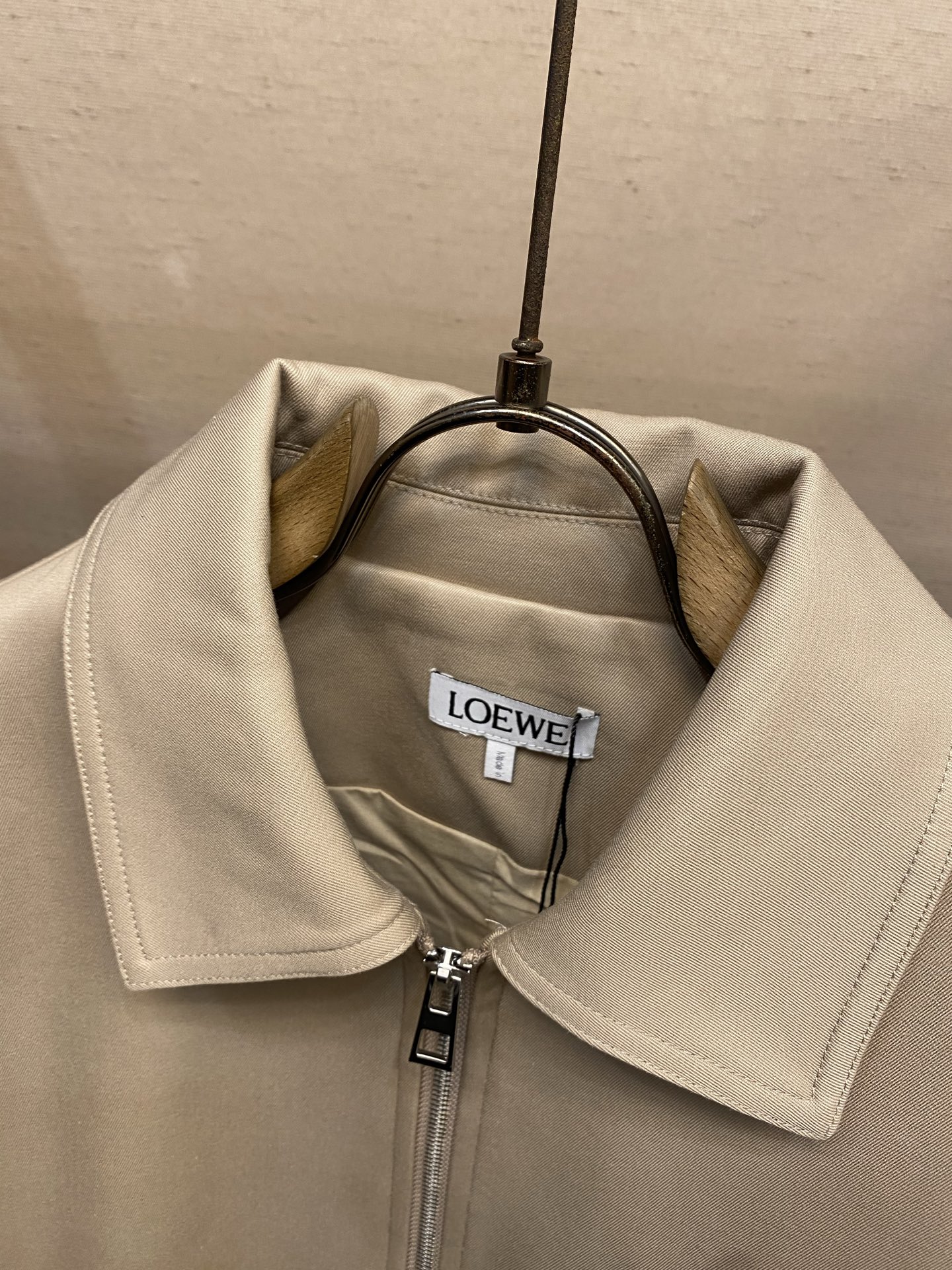 🌟🌟，，Loewe 罗意威新款夹克外套 新元素logo小刺绣 简约大气 纯棉面料 性价比超高的一款外套 尺码：S-XL