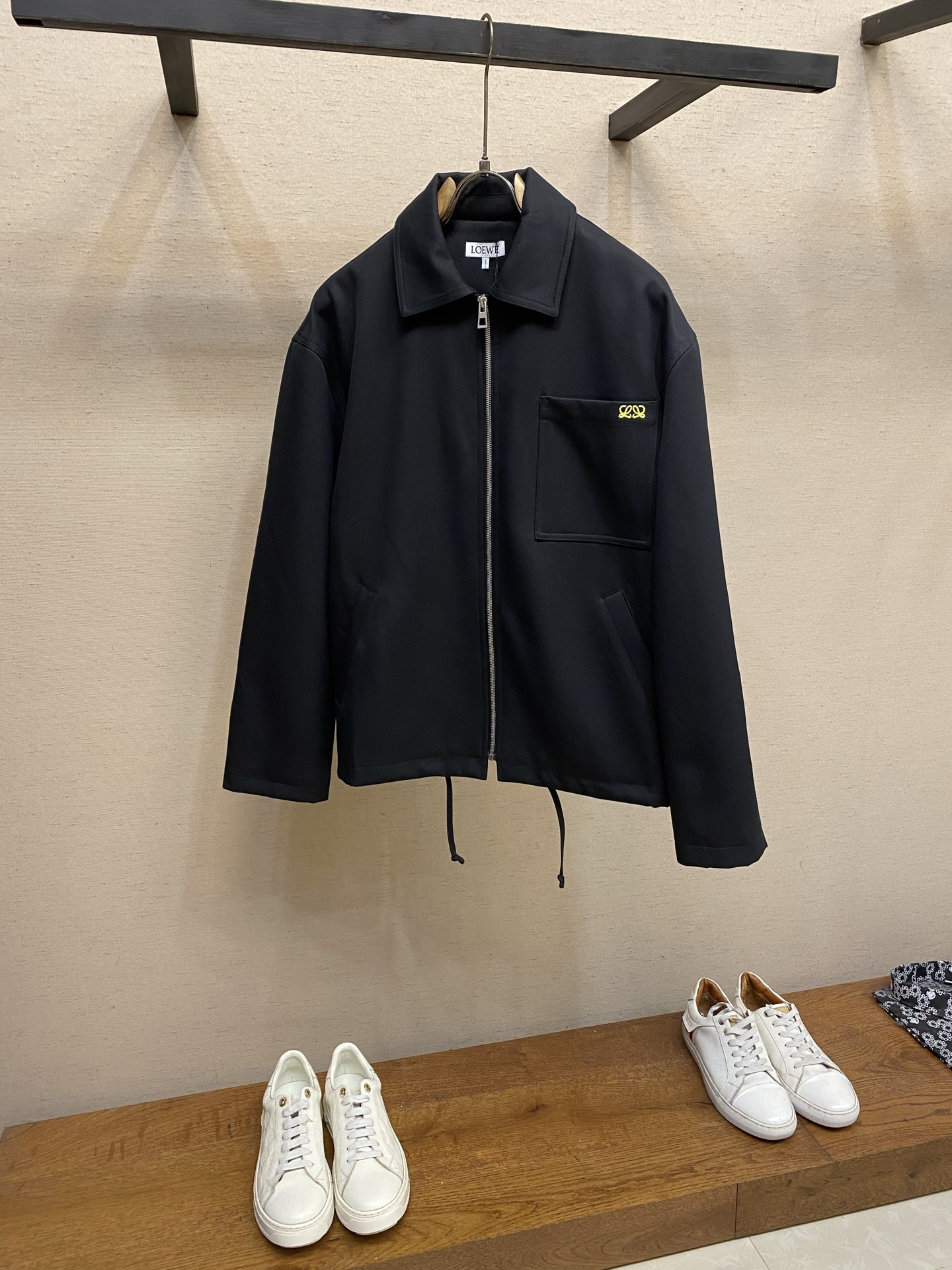 🌟🌟，，Loewe 罗意威新款夹克外套 新元素logo小刺绣 简约大气 纯棉面料 性价比超高的一款外套 尺码：S-XL