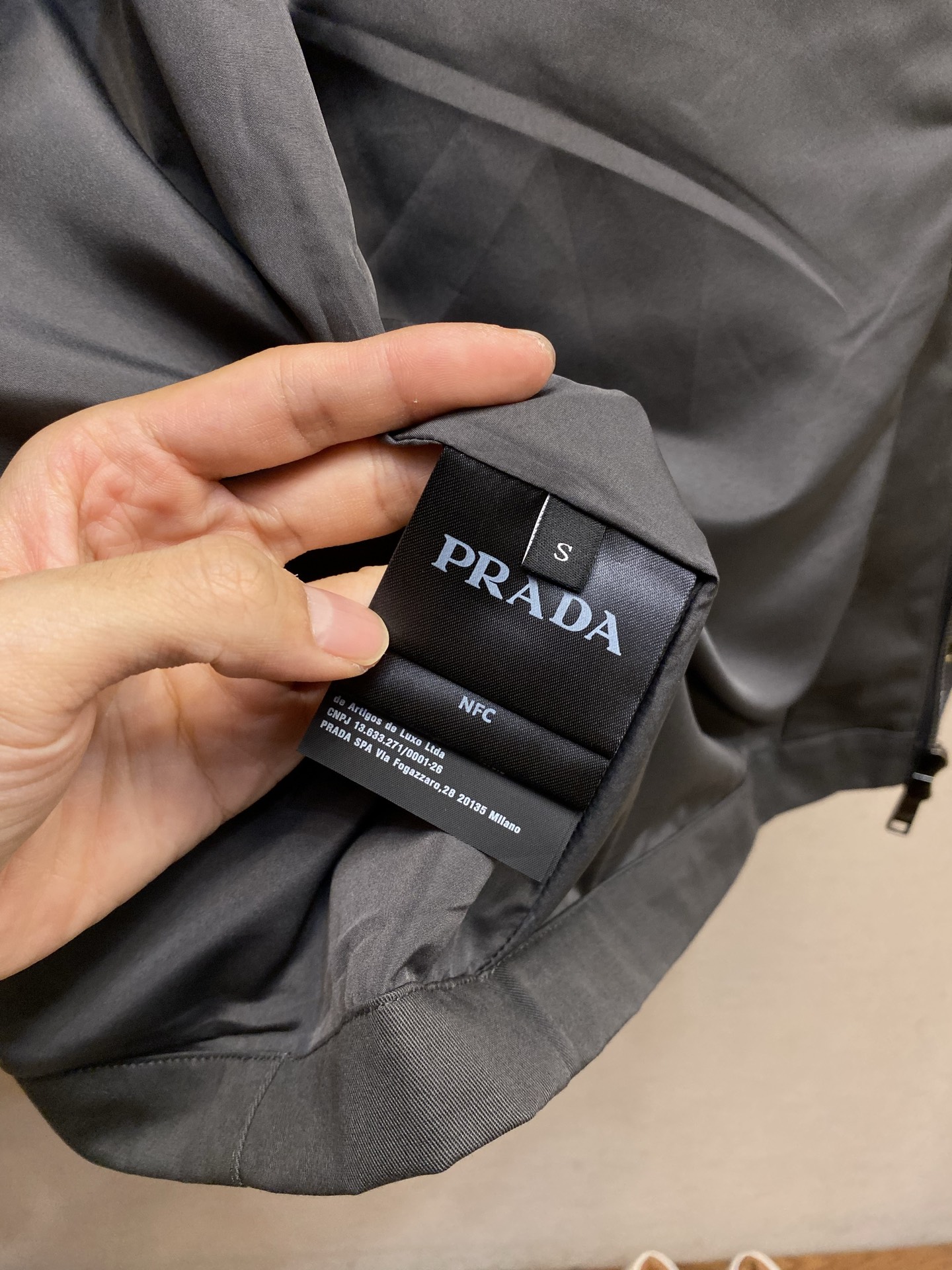 🌟🌟,,Prada 立领两穿设计 #PRADA26秋季新品 可完全扣合封闭,收紧领口抵御晚风,锁温防风;亦可翻折放 🌟🌟,,Prada 立领两穿设计 #PRADA26秋季新品 可完全扣合封闭,收紧领口抵御晚风,锁温防风;亦可翻折放