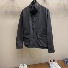 🌟🌟,,Prada 立领两穿设计 #PRADA26秋季新品 可完全扣合封闭,收紧领口抵御晚风,锁温防风;亦可翻折放 🌟🌟,,Prada 立领两穿设计 #PRADA26秋季新品 可完全扣合封闭,收紧领口抵御晚风,锁温防风;亦可翻折放