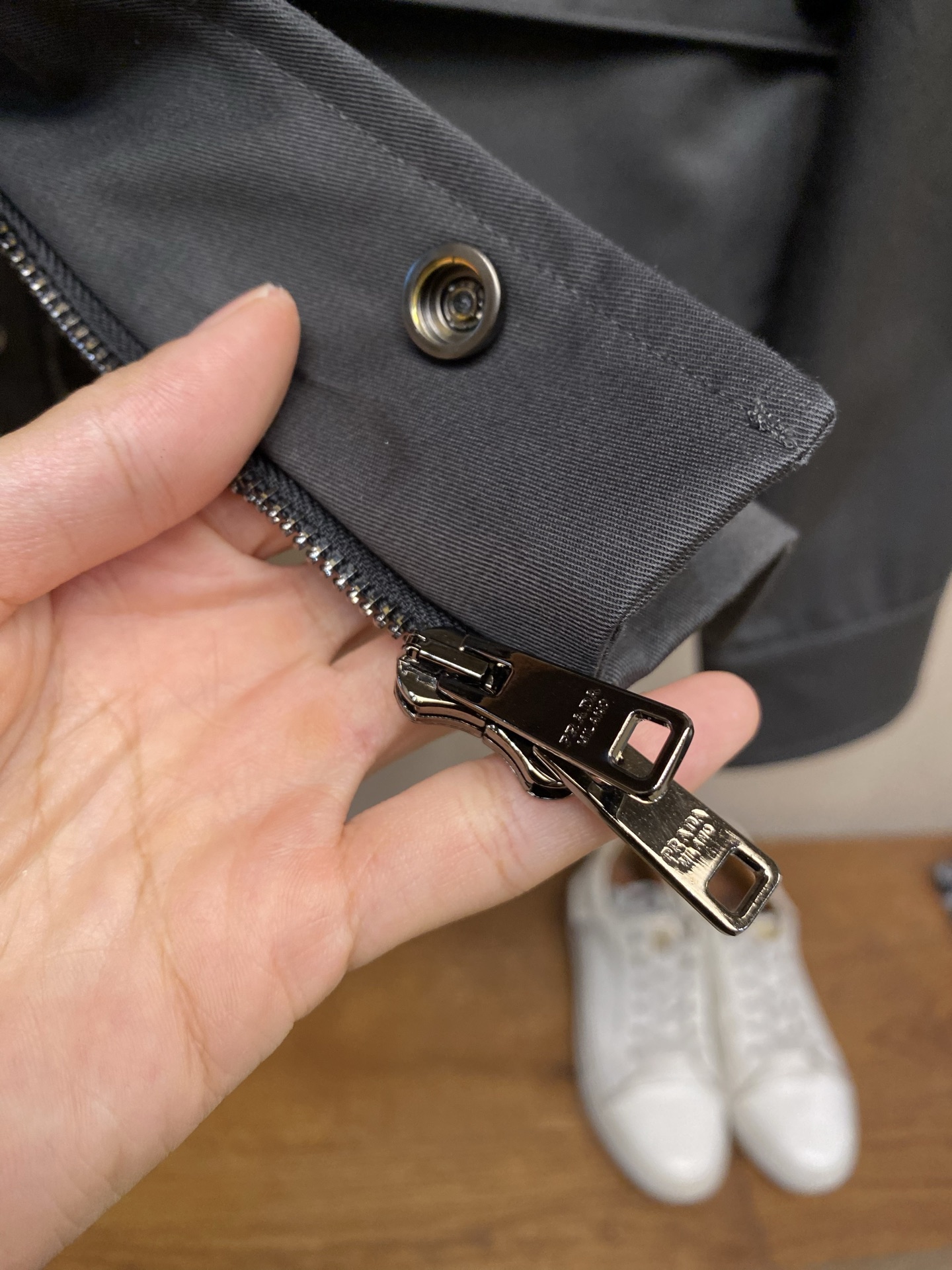 🌟🌟,,Prada 立领两穿设计 #PRADA26秋季新品 可完全扣合封闭,收紧领口抵御晚风,锁温防风;亦可翻折放 🌟🌟,,Prada 立领两穿设计 #PRADA26秋季新品 可完全扣合封闭,收紧领口抵御晚风,锁温防风;亦可翻折放