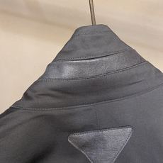 🌟🌟,,Prada 立领两穿设计 #PRADA26秋季新品 可完全扣合封闭,收紧领口抵御晚风,锁温防风;亦可翻折放 🌟🌟,,Prada 立领两穿设计 #PRADA26秋季新品 可完全扣合封闭,收紧领口抵御晚风,锁温防风;亦可翻折放