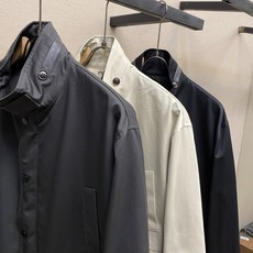 🌟🌟,,Prada 立领两穿设计 #PRADA26秋季新品 可完全扣合封闭,收紧领口抵御晚风,锁温防风;亦可翻折放 🌟🌟,,Prada 立领两穿设计 #PRADA26秋季新品 可完全扣合封闭,收紧领口抵御晚风,锁温防风;亦可翻折放