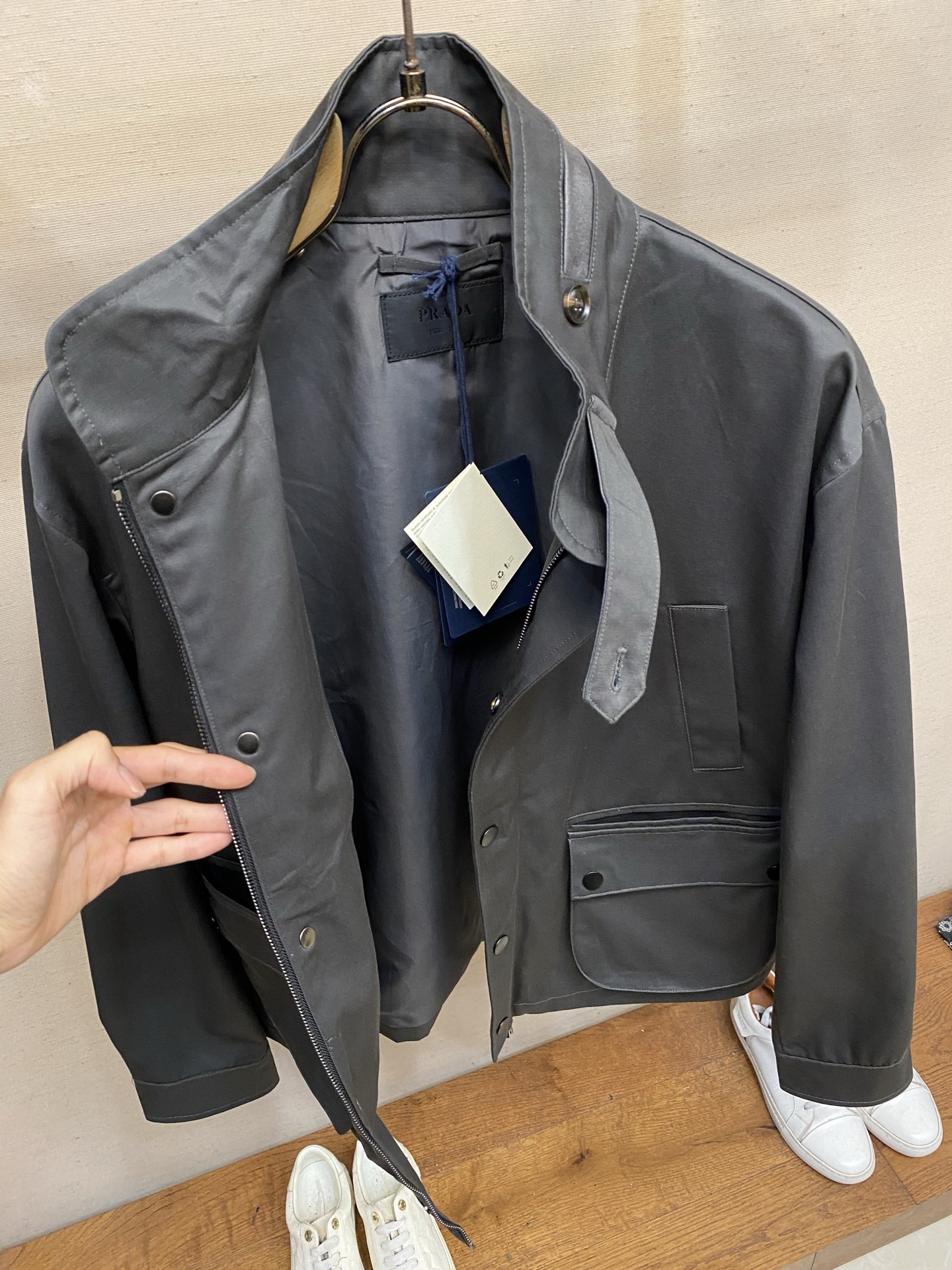 🌟🌟,,Prada 立领两穿设计 #PRADA26秋季新品 可完全扣合封闭,收紧领口抵御晚风,锁温防风;亦可翻折放 🌟🌟,,Prada 立领两穿设计 #PRADA26秋季新品 可完全扣合封闭,收紧领口抵御晚风,锁温防风;亦可翻折放