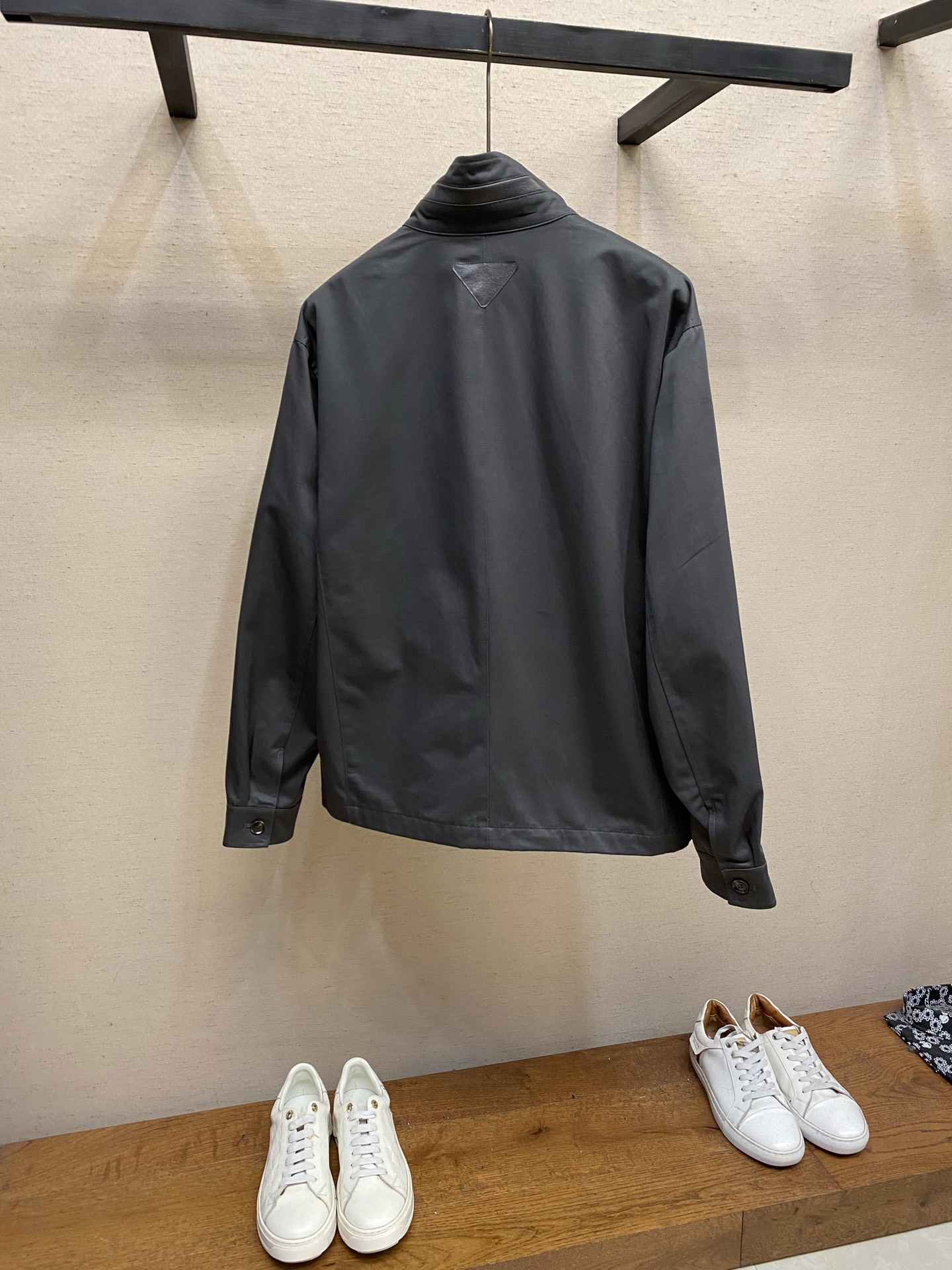 🌟🌟,,Prada 立领两穿设计 #PRADA26秋季新品 可完全扣合封闭,收紧领口抵御晚风,锁温防风;亦可翻折放 🌟🌟,,Prada 立领两穿设计 #PRADA26秋季新品 可完全扣合封闭,收紧领口抵御晚风,锁温防风;亦可翻折放
