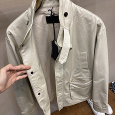 🌟🌟,,Prada 立领两穿设计 #PRADA26秋季新品 可完全扣合封闭,收紧领口抵御晚风,锁温防风;亦可翻折放 🌟🌟,,Prada 立领两穿设计 #PRADA26秋季新品 可完全扣合封闭,收紧领口抵御晚风,锁温防风;亦可翻折放