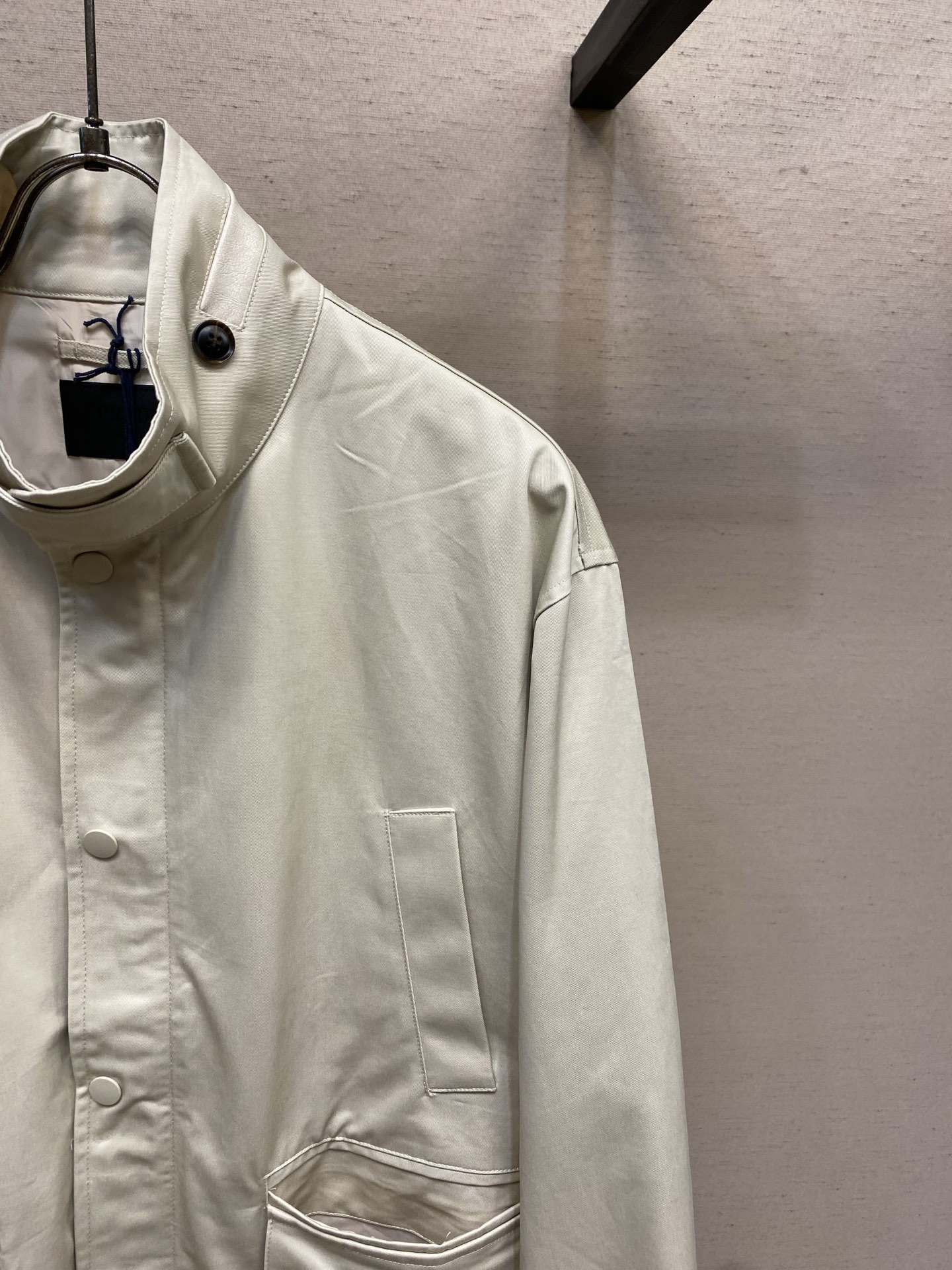 🌟🌟,,Prada 立领两穿设计 #PRADA26秋季新品 可完全扣合封闭,收紧领口抵御晚风,锁温防风;亦可翻折放 🌟🌟,,Prada 立领两穿设计 #PRADA26秋季新品 可完全扣合封闭,收紧领口抵御晚风,锁温防风;亦可翻折放