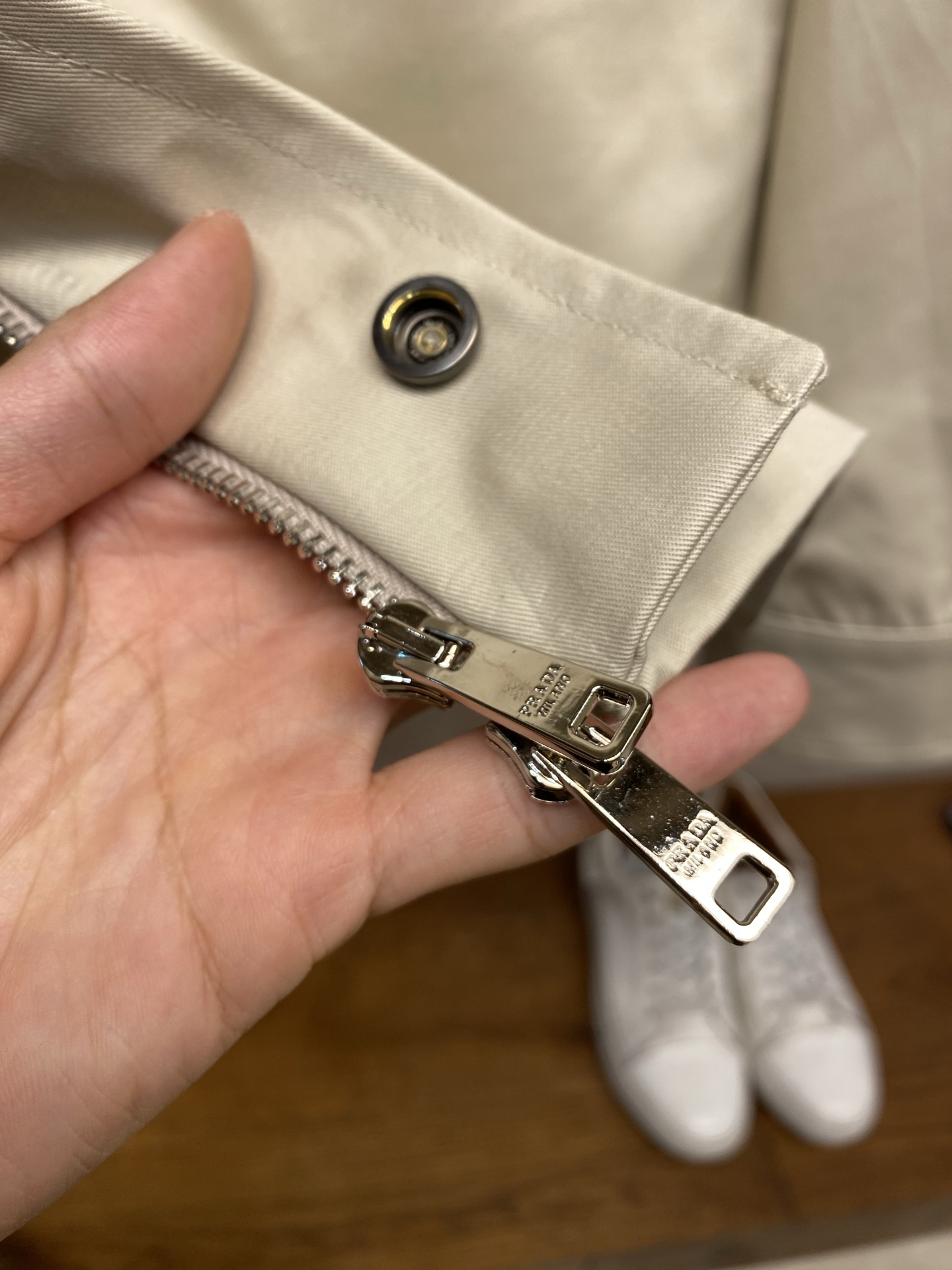 🌟🌟,,Prada 立领两穿设计 #PRADA26秋季新品 可完全扣合封闭,收紧领口抵御晚风,锁温防风;亦可翻折放 🌟🌟,,Prada 立领两穿设计 #PRADA26秋季新品 可完全扣合封闭,收紧领口抵御晚风,锁温防风;亦可翻折放