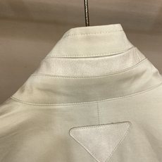 🌟🌟,,Prada 立领两穿设计 #PRADA26秋季新品 可完全扣合封闭,收紧领口抵御晚风,锁温防风;亦可翻折放 🌟🌟,,Prada 立领两穿设计 #PRADA26秋季新品 可完全扣合封闭,收紧领口抵御晚风,锁温防风;亦可翻折放