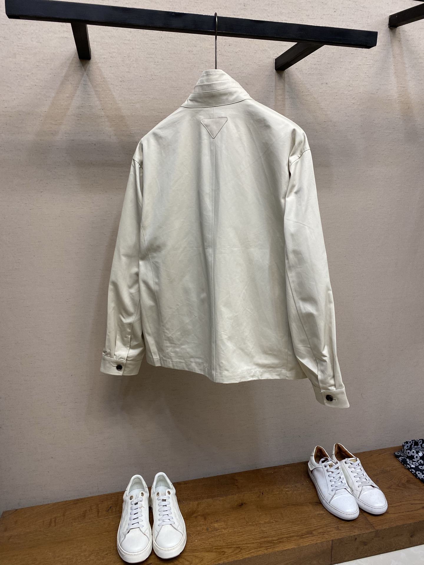 🌟🌟,,Prada 立领两穿设计 #PRADA26秋季新品 可完全扣合封闭,收紧领口抵御晚风,锁温防风;亦可翻折放 🌟🌟,,Prada 立领两穿设计 #PRADA26秋季新品 可完全扣合封闭,收紧领口抵御晚风,锁温防风;亦可翻折放