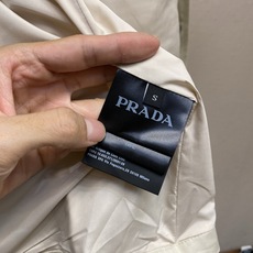 🌟🌟,,Prada 立领两穿设计 #PRADA26秋季新品 可完全扣合封闭,收紧领口抵御晚风,锁温防风;亦可翻折放 🌟🌟,,Prada 立领两穿设计 #PRADA26秋季新品 可完全扣合封闭,收紧领口抵御晚风,锁温防风;亦可翻折放